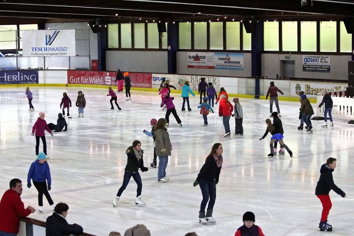 Eisläufer auf dem Eis der Eissporthalle Wiehl während eines Publikumslaufs. – Eissporthalle Wiehl
