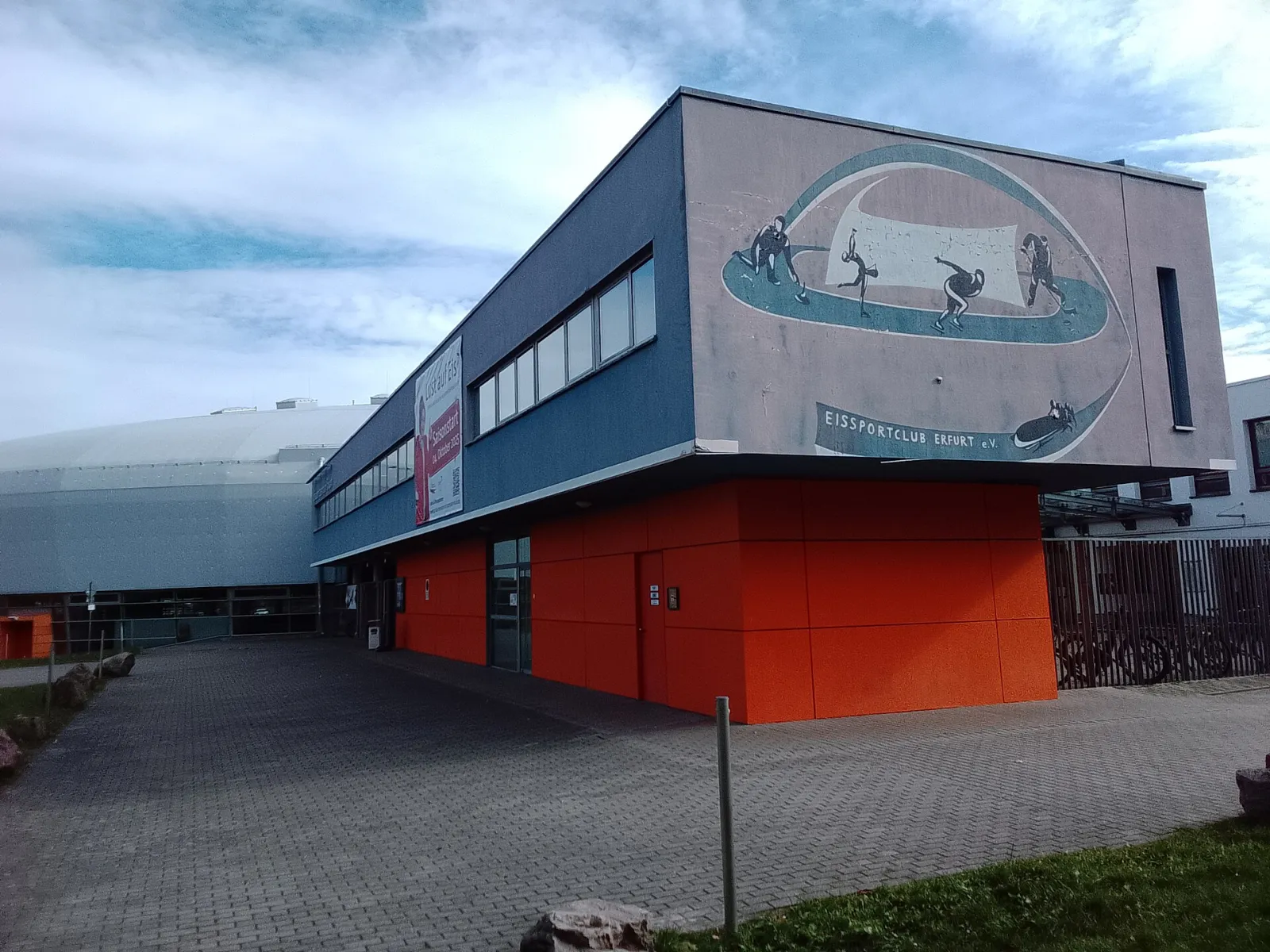 Das Eissportzentrum Erfurt von der Straße aus gesehen – Eissportzentrum Erfurt (Gunda-Niemann-Stirnemann-Halle)