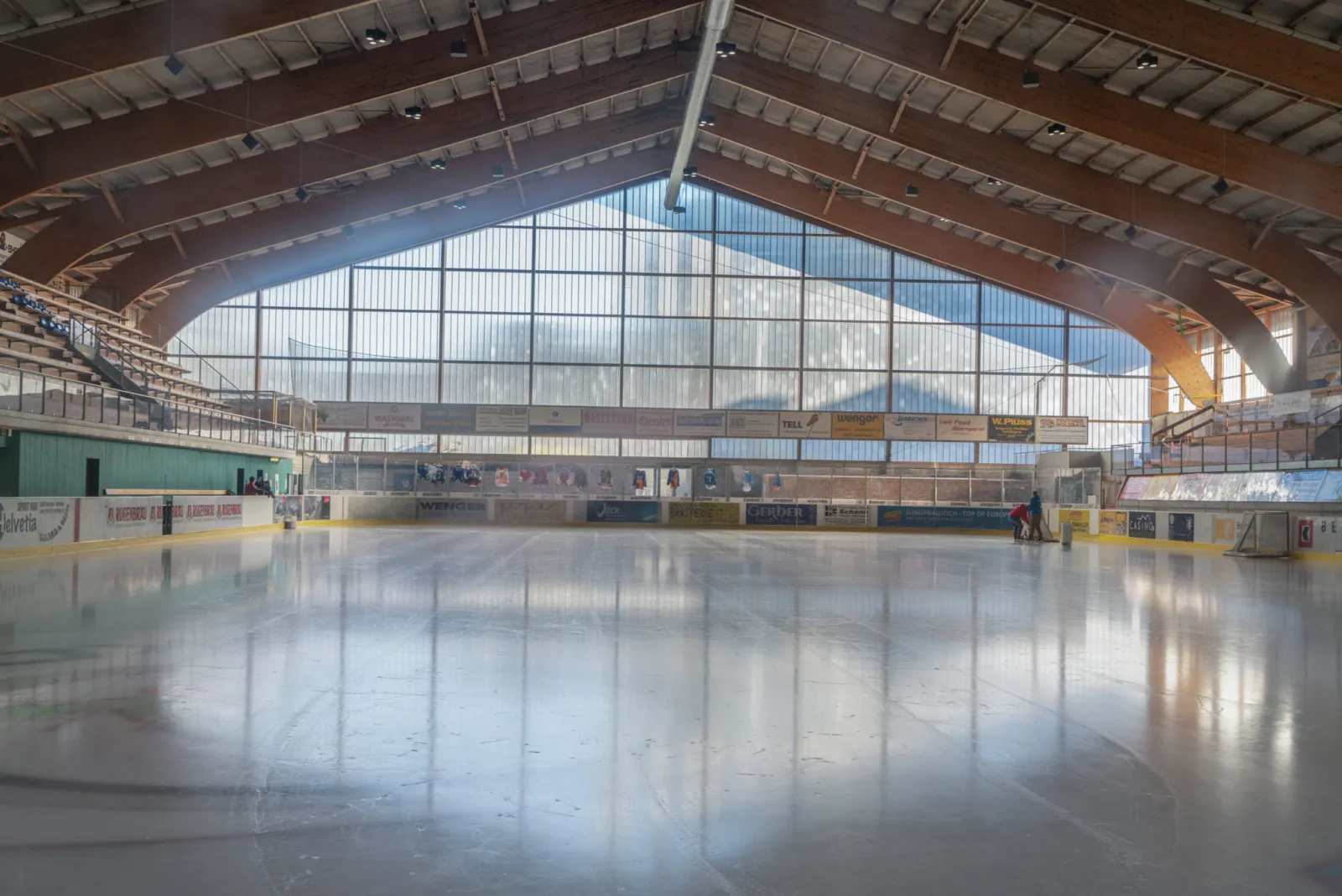 The ice and glazed gable of the Eissportzentrum Jungfrau hall in Matten near Interlaken — Eissportzentrum Jungfrau