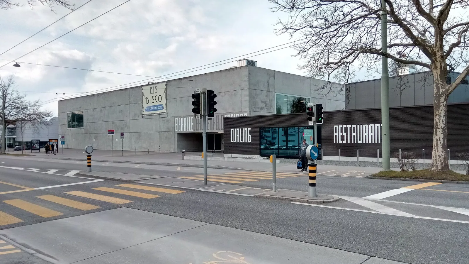 Street view of the Eissportzentrum Lerchenfeld with the Eishalle, Curling and Restaurant — Eissportzentrum Lerchenfeld