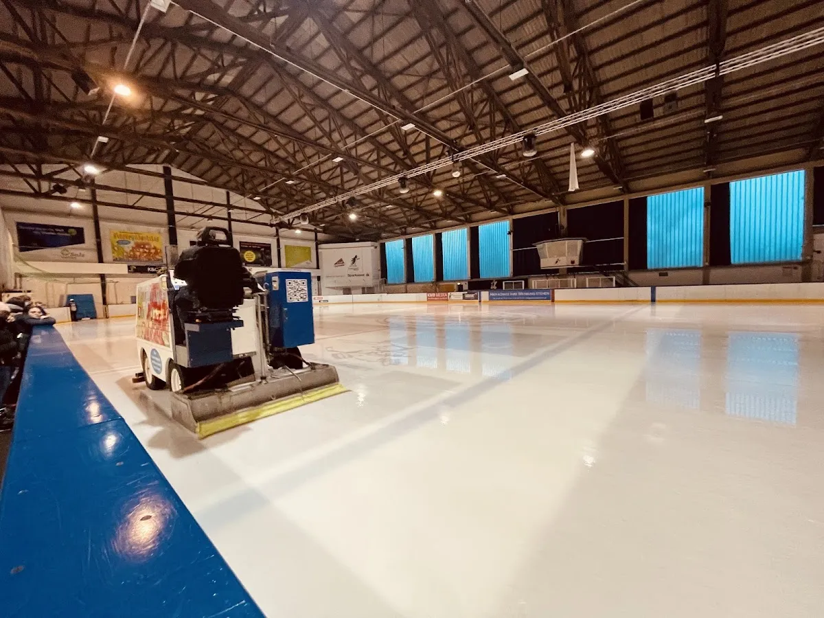 Das Eis und das Holzdach des Eissportzentrums Möhnesee mit der Eisaufbereitungsmaschine. – Eissportzentrum Möhnesee
