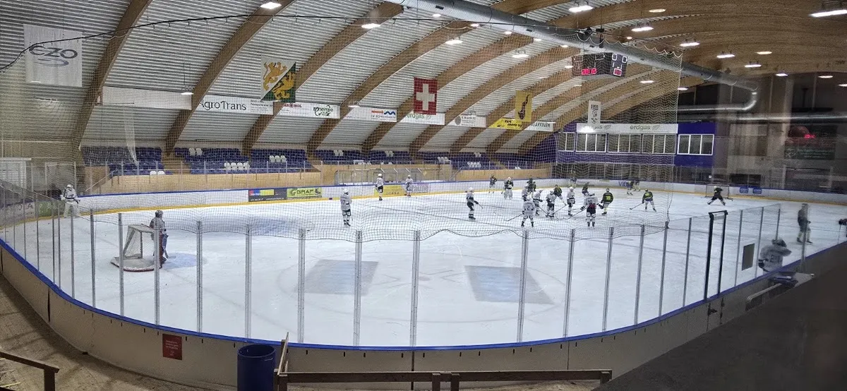 The ice of the Eissportzentrum Oberthurgau in Romanshorn with the wooden roof and boards — EZO Eissportzentrum Oberthurgau