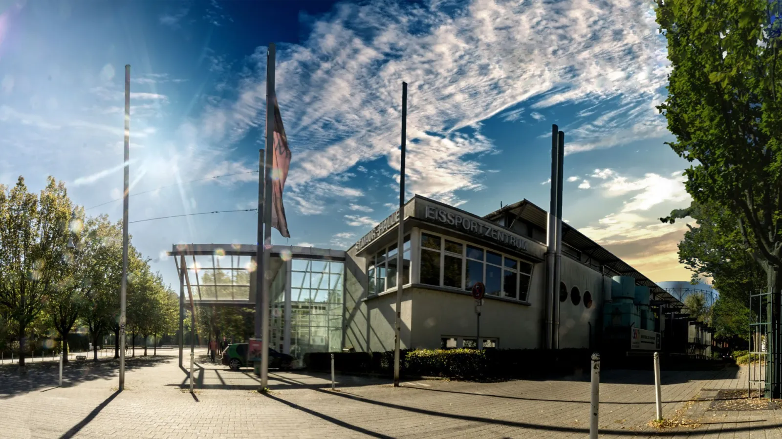 Das Eissportzentrum Pforzheim vom Vorplatz aus gesehen – Eissportzentrum Pforzheim