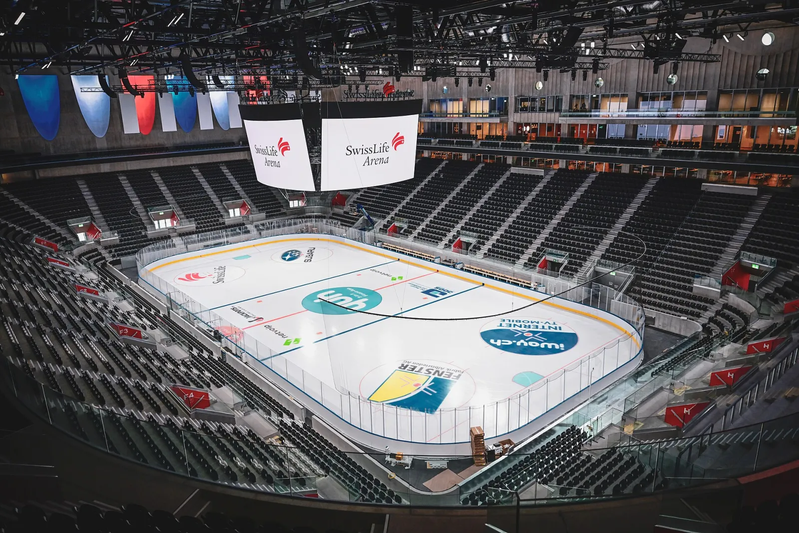 The ice of the SWISS Arena, the main hall of the Eissportzentrum Schluefweg in Kloten, seen from the stands — Eissportzentrum Schluefweg