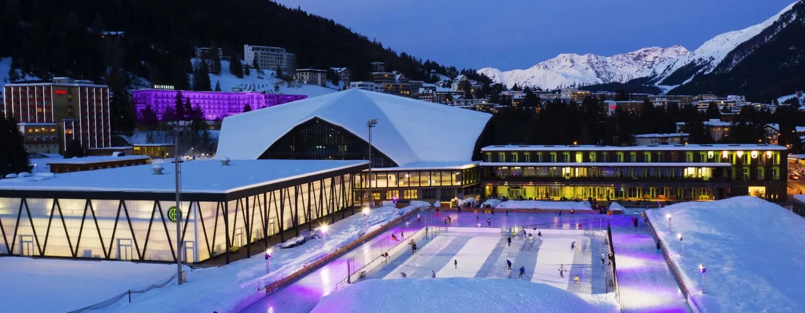 Der Eistraum Davos und das Sportzentrum im Winter nachts beleuchtet – Eistraum Davos