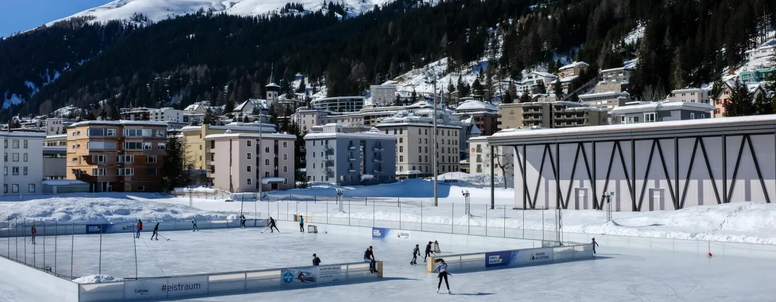 Das Eisfeld des Eistraums Davos mit der Davoser Skyline – Eistraum Davos