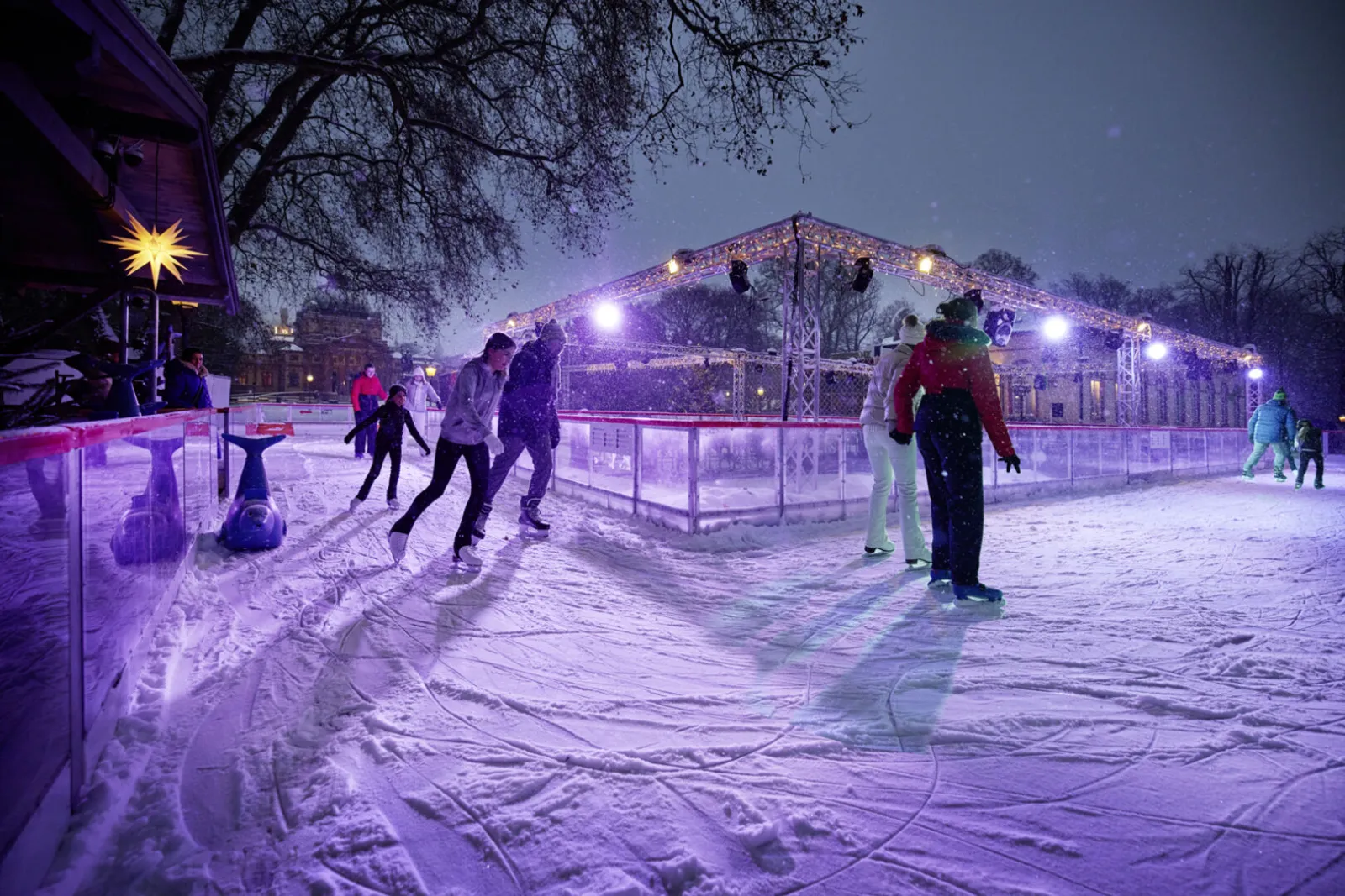 Die Eisbahn der Taunus Sparkasse im Kurpark am Abend – Bad Homburger Eiswinter