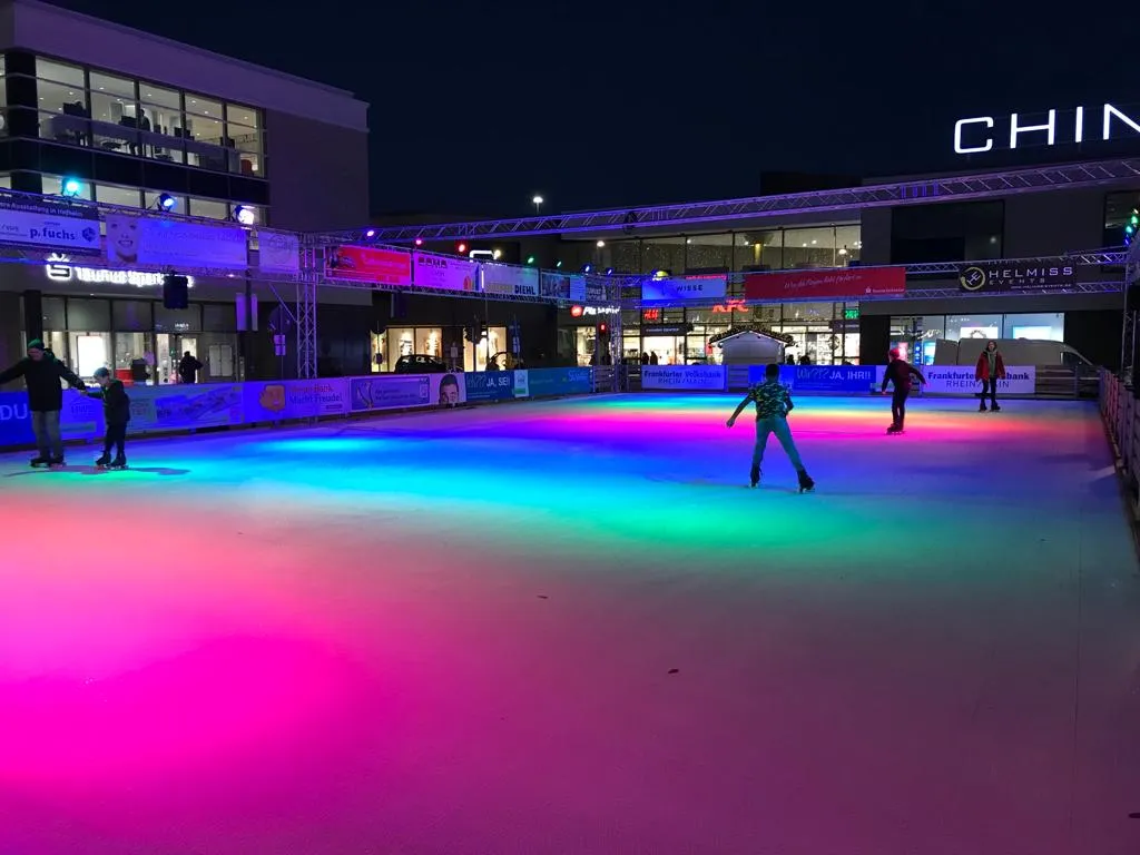 The lit ice rink of the Eiszauber Hofheim on the Kellereiplatz — Eiszauber Hofheim