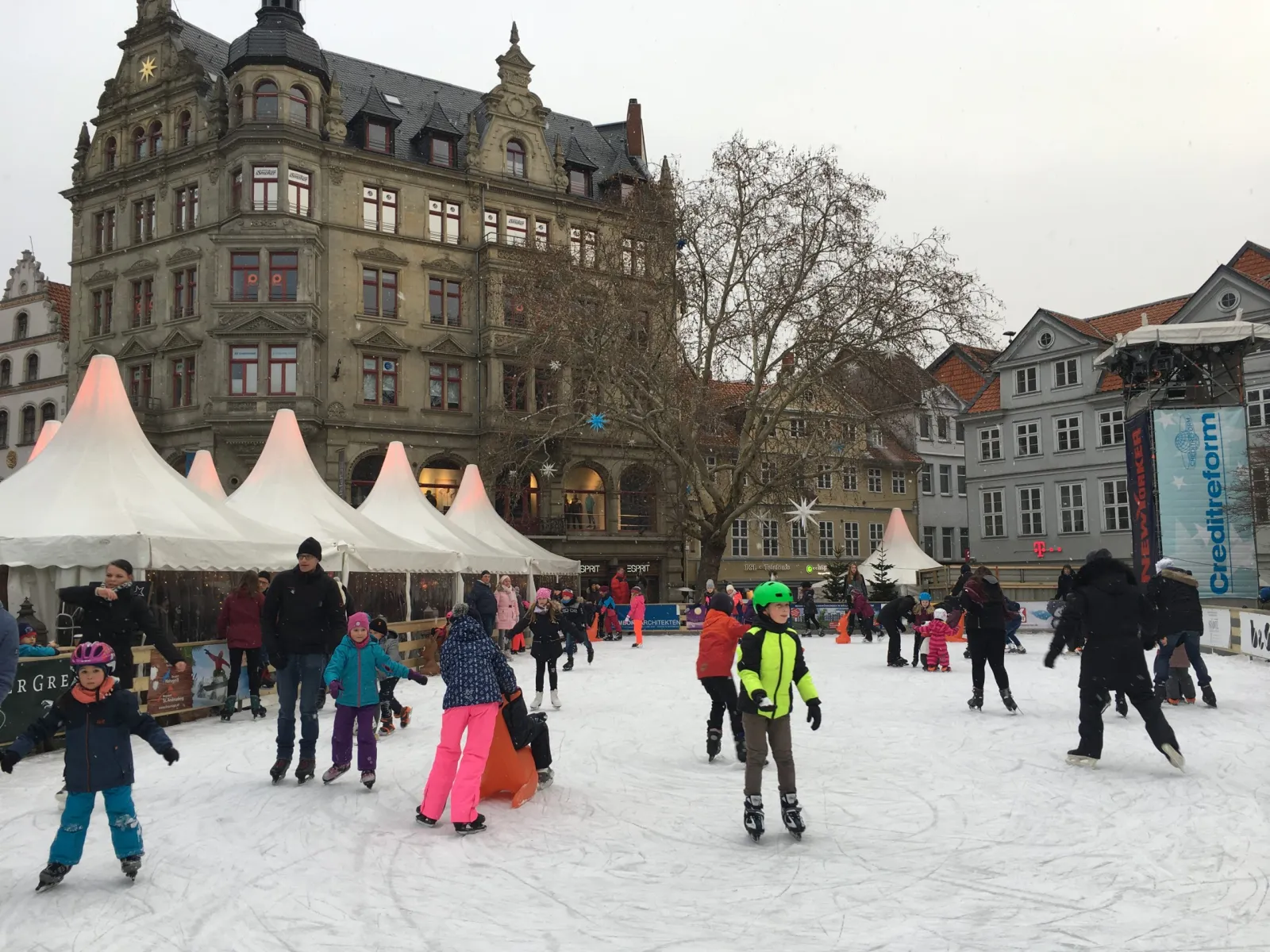 Die Eisbahn des New Yorker Eiszaubers auf dem Kohlmarkt in Braunschweig bei Tag. – New Yorker Eiszauber