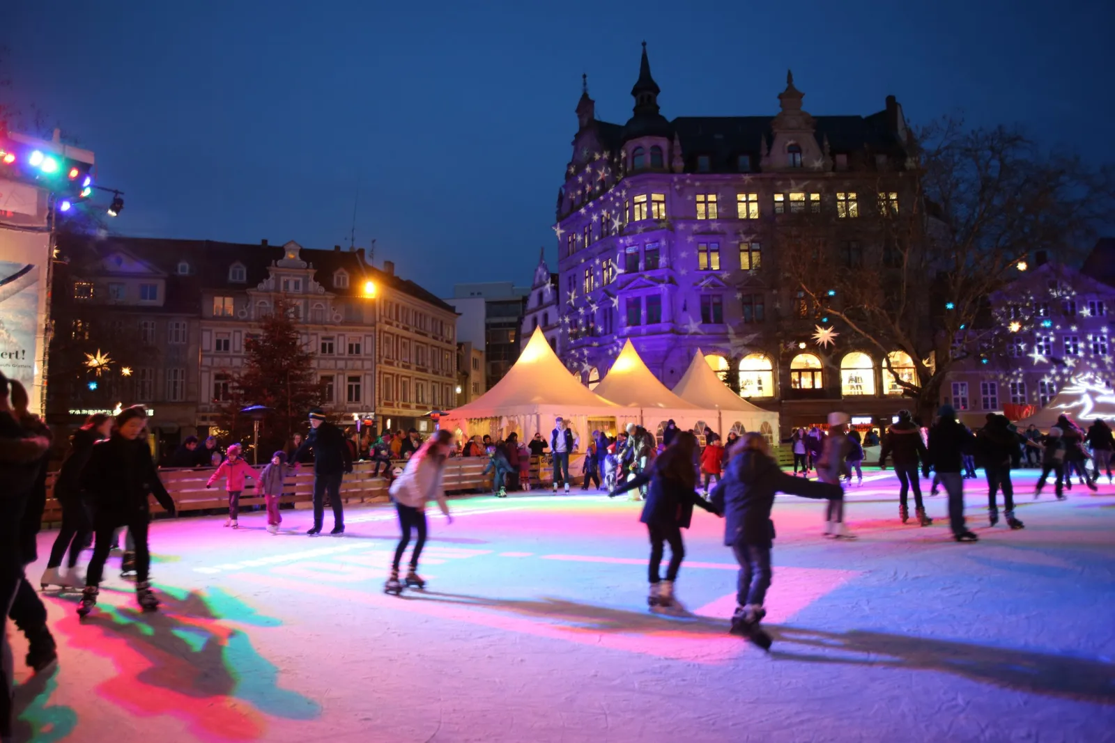 Die Eisbahn des Eiszaubers auf dem Kohlmarkt am Abend beleuchtet. – New Yorker Eiszauber