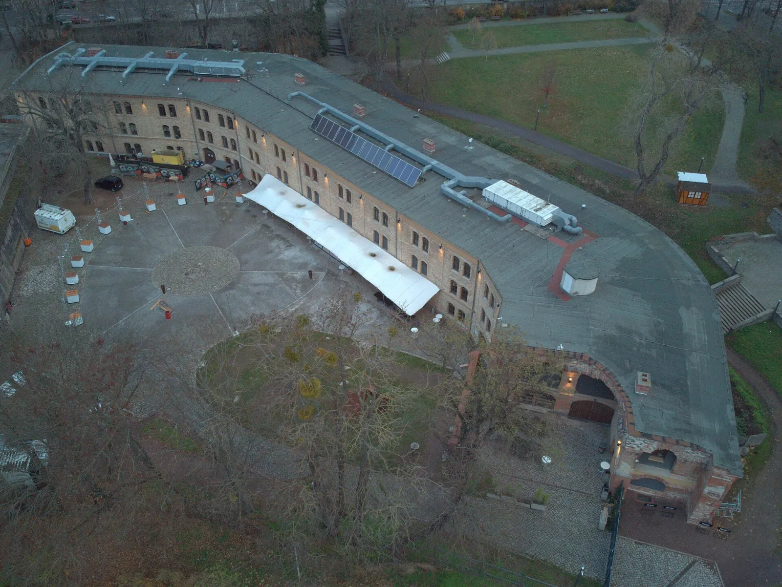 Luftaufnahme des Hofs der Festung Mark in Magdeburg, in dem im Winter die Eisbahn Eiszeit aufgebaut wird (fotografiert im November 2021) – Eiszeit Festung Mark