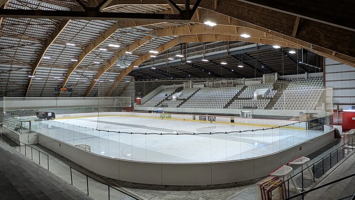 Das Hallen-Eis und die Tribünen des Eiszentrums Luzern – Eiszentrum Luzern