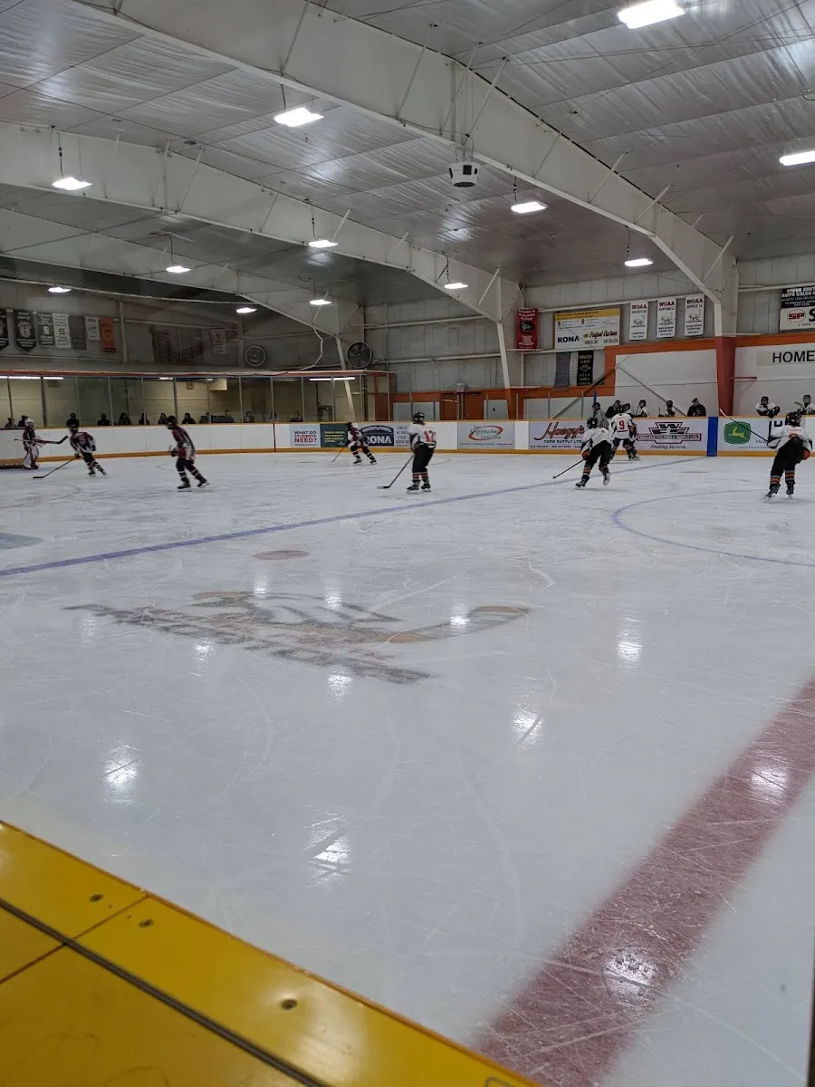 El hielo de Elma Logan Recreation Complex en Monkton, con el logo de los Central Perth Predators al centro y un techo curvo de acero. — Elma Logan Recreation Complex (Monkton)