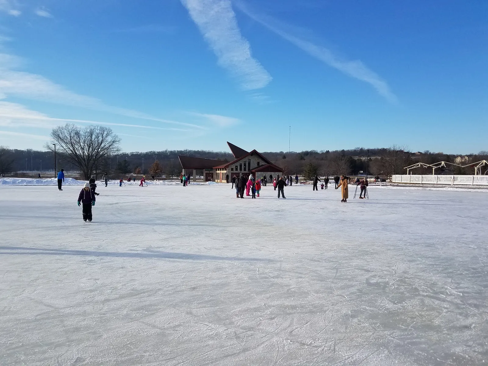 Patinadores en el hielo frente al pabellón de calefacción de Elver Park, Madison (foto del listado de Google Maps) — Elver Park Outdoor Rinks
