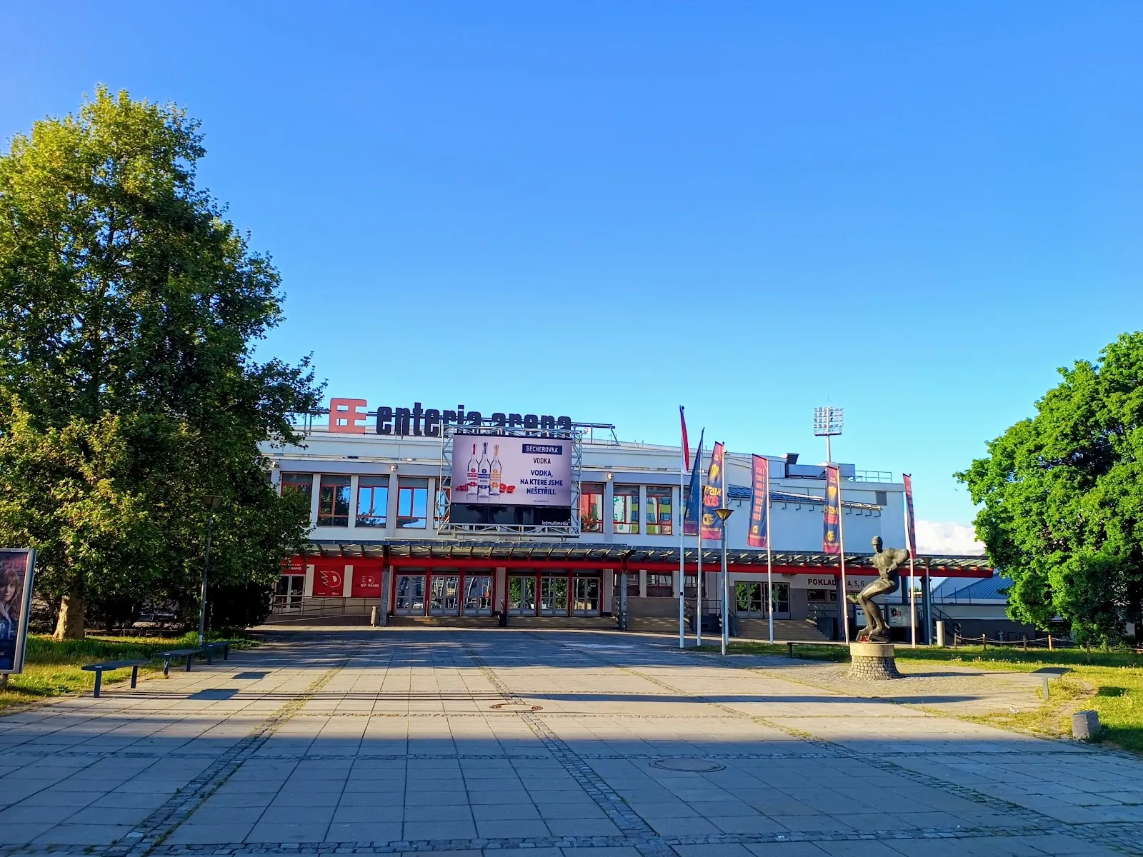 Průčelí enteria areny v Pardubicích – Enteria arena