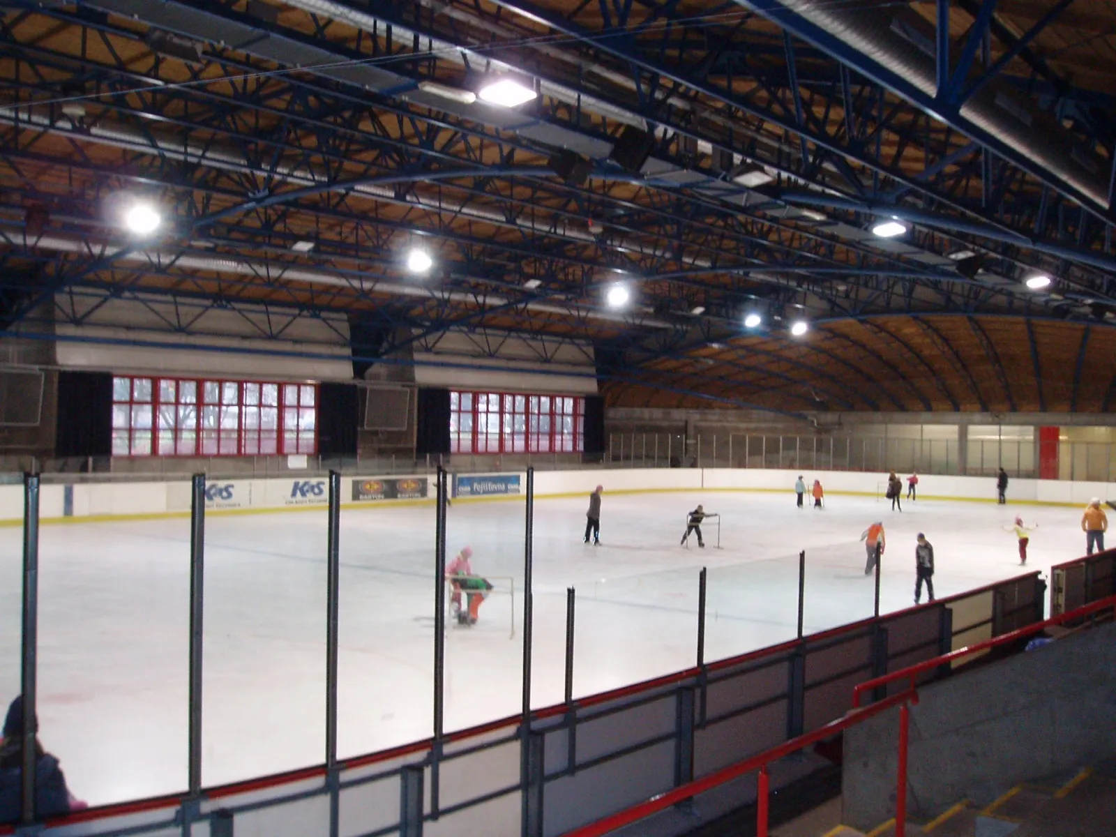 Led malé haly enteria areny v Pardubicích pod ocelovou střechou, pohled z tribuny během veřejného bruslení, na ploše je rozptýleno několik bruslařů – Enteria arena