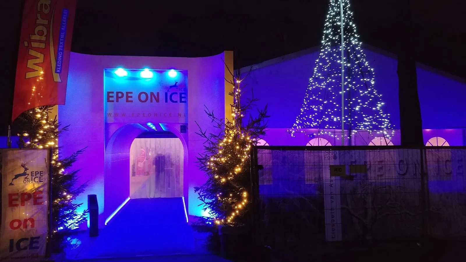 Ingang van Epe on Ice, 's avonds verlicht met het bord EPE ON ICE – Epe on Ice