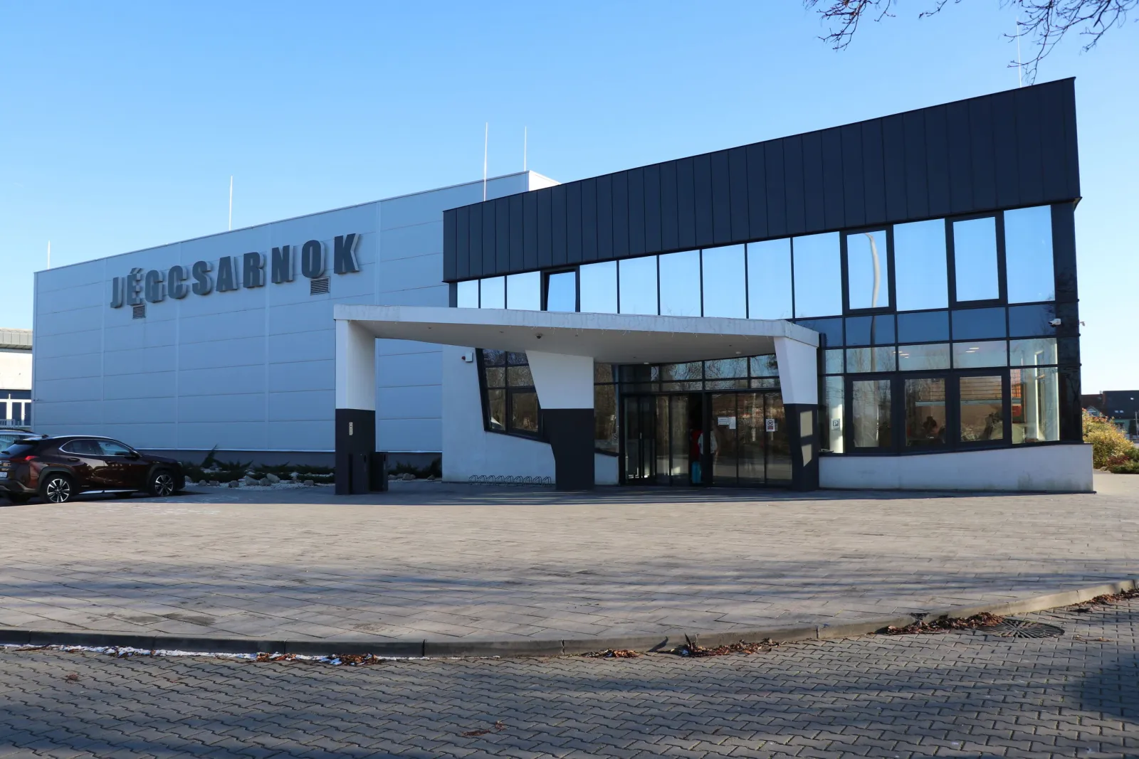 Az Érdi Jégcsarnok bejárata a Velencei úton, Érden – Érdi Jégcsarnok