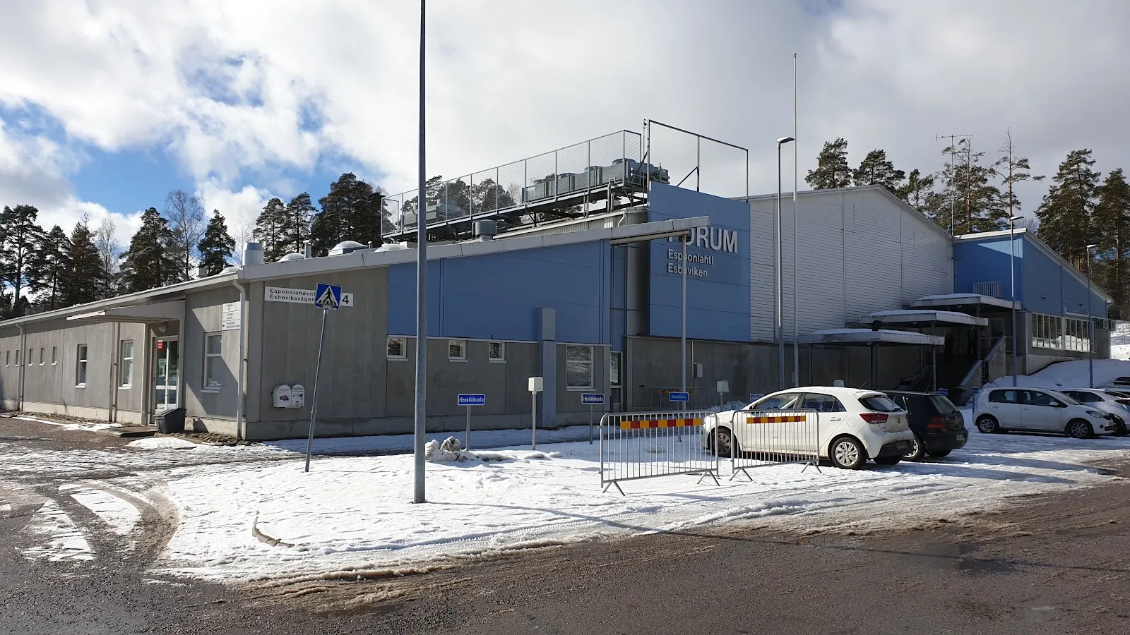 Espoonlahden jäähallin Forum-rakennus Espoonlahdentiellä – Espoonlahden jäähalli Forum