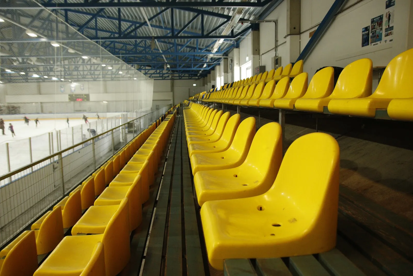 Keltaiset katsomoistuimet jään reunalla Espoonlahden jäähalli Forumissa – Espoonlahden jäähalli Forum