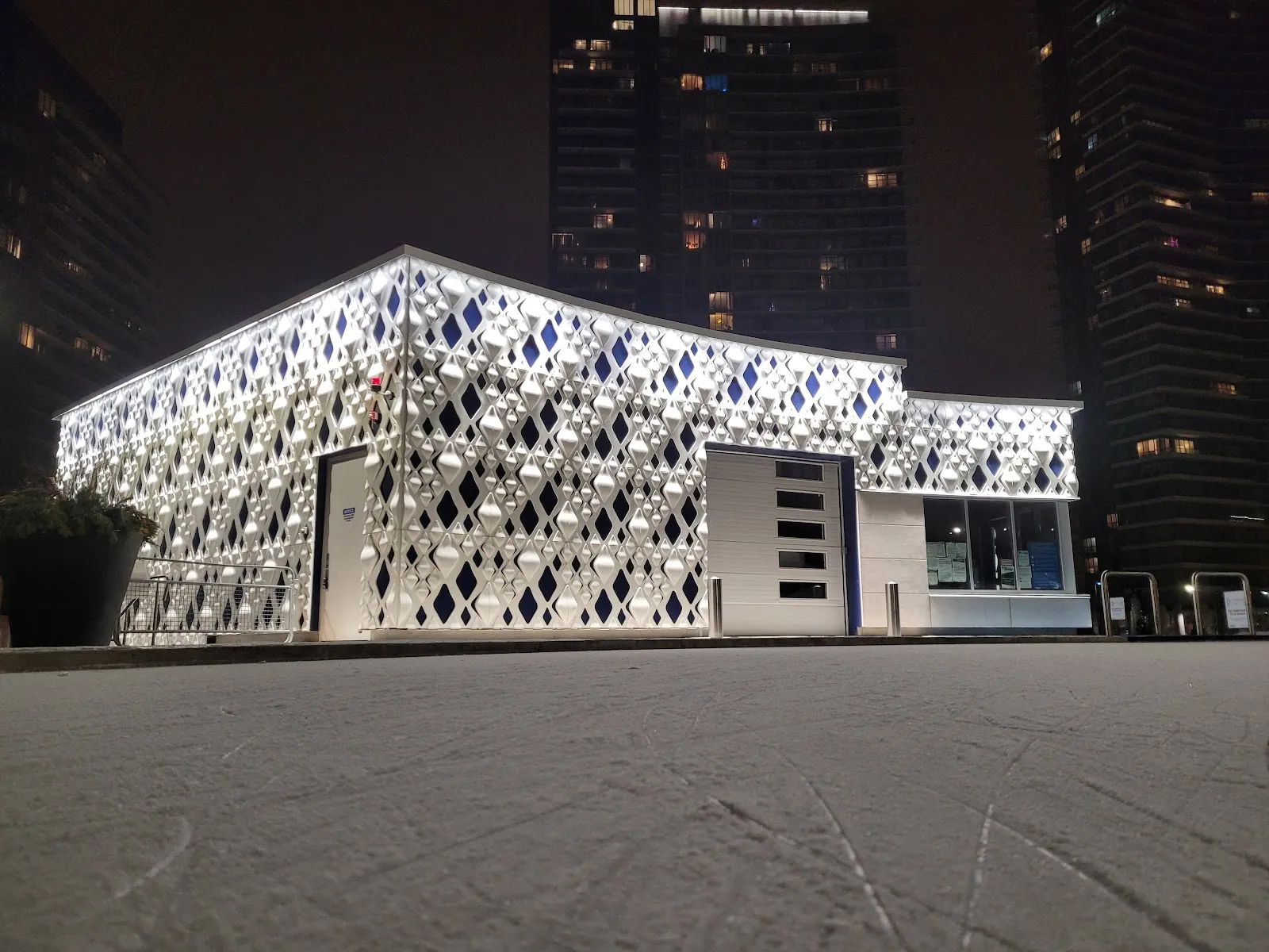 El exterior de Ethennonnhawahstihnen Park Skate Trail, en una foto de su ficha de Google Maps. — Ethennonnhawahstihnen Park Skate Trail