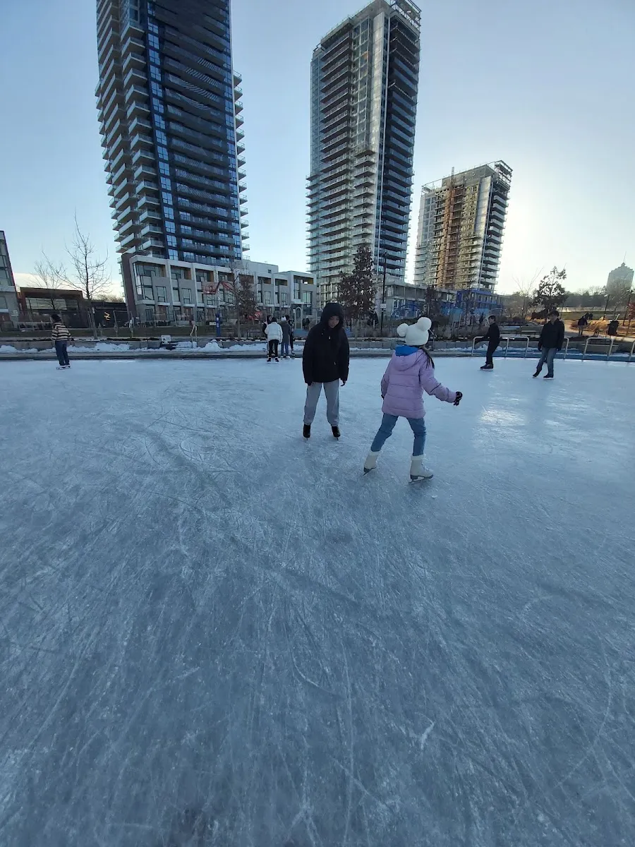 El hielo de Ethennonnhawahstihnen Park Skate Trail, en una foto de su ficha de Google Maps. — Ethennonnhawahstihnen Park Skate Trail