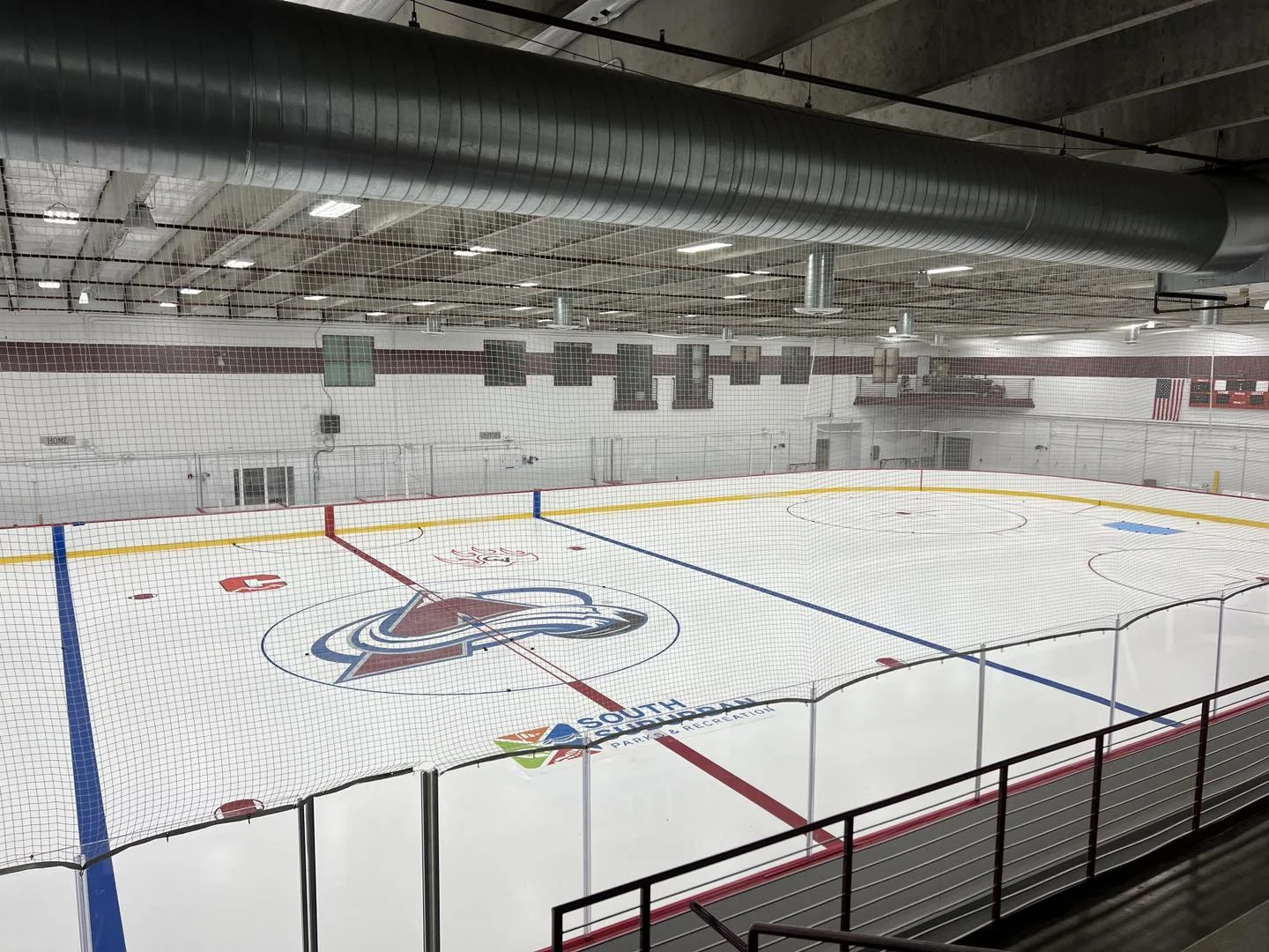 La pista de práctica del Avalanche dentro del Family Sports Center, vista desde el área de asientos. — Family Sports Ice Arena