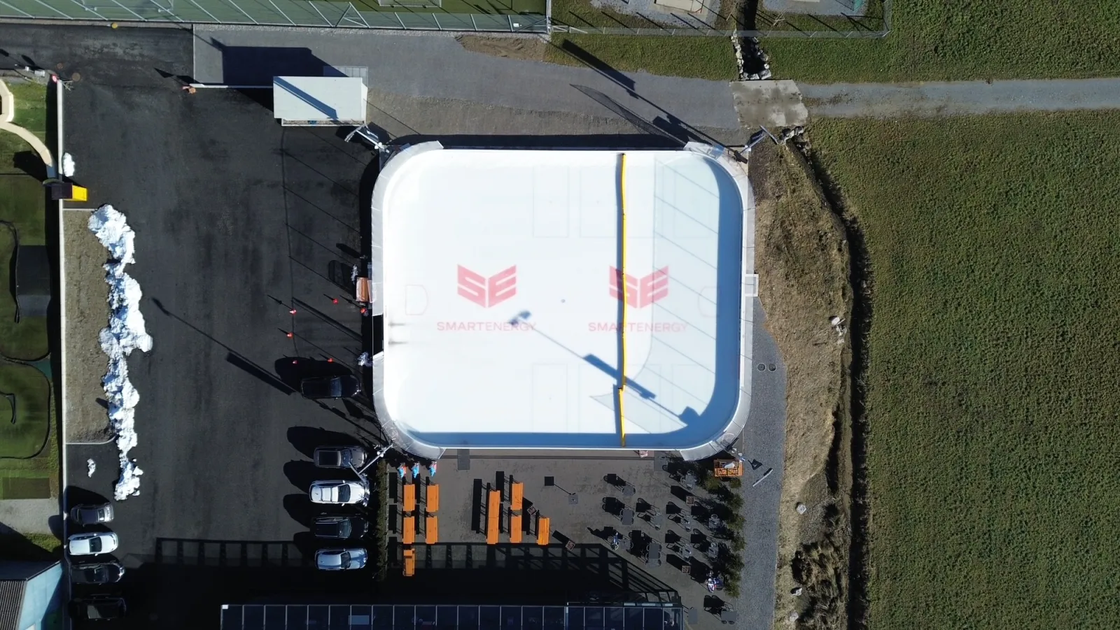 Das Aussen-Eisfeld Ausseneisfeld des FarFar Ice Camps, direkt von oben gesehen, mit Banden und Hockeymarkierungen – FarFar Ice Camp Wollerau (Ausseneisfeld)