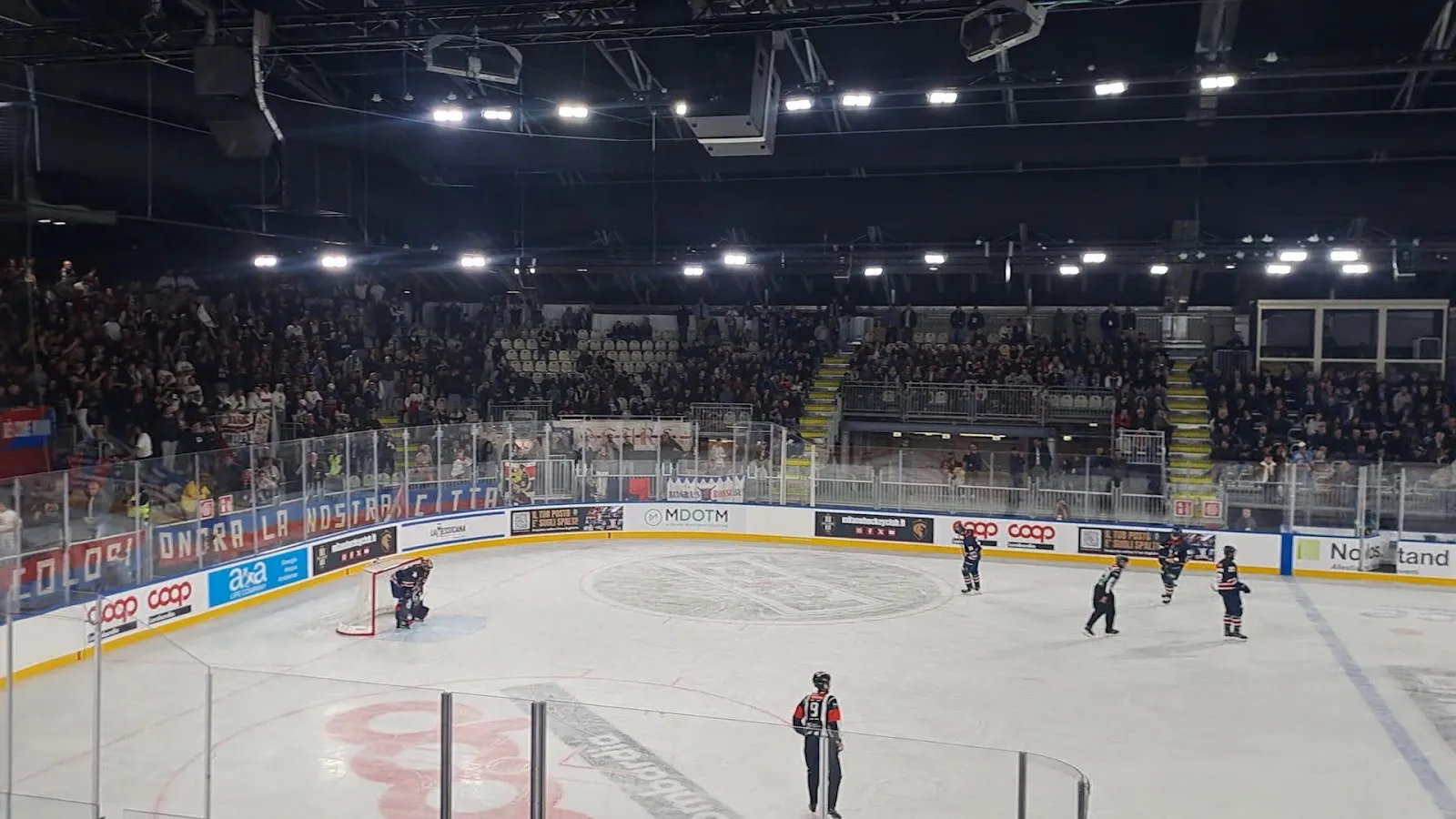Ice hockey match with spectators in the stands at Fiera Ice Arena, Rho — Fiera Ice Arena (FRIA), Rho