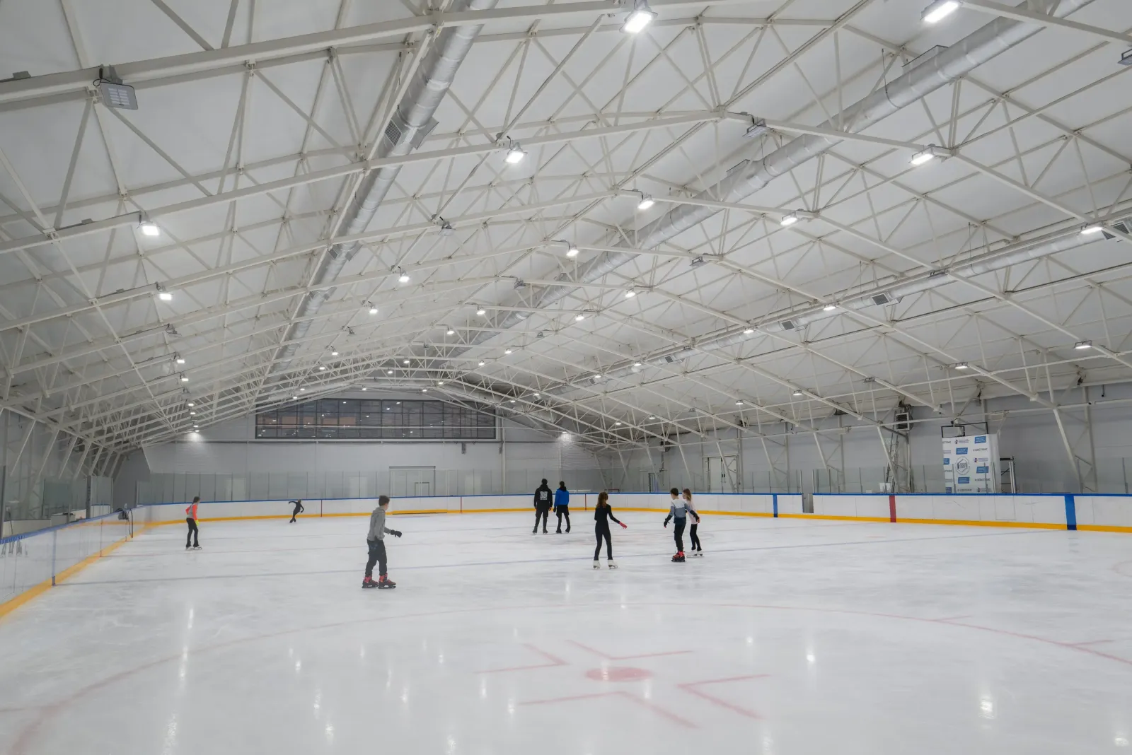Skaters at a public session on the ice of the Fili ice arena, Moscow — Fili Ice Arena Moscow