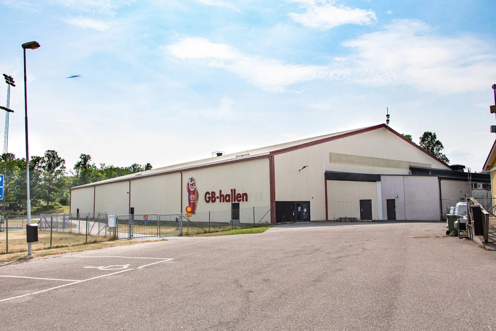 Flens ishall, GB-hallen, sedd från parkeringen vid Hammarvallen – Flens ishall