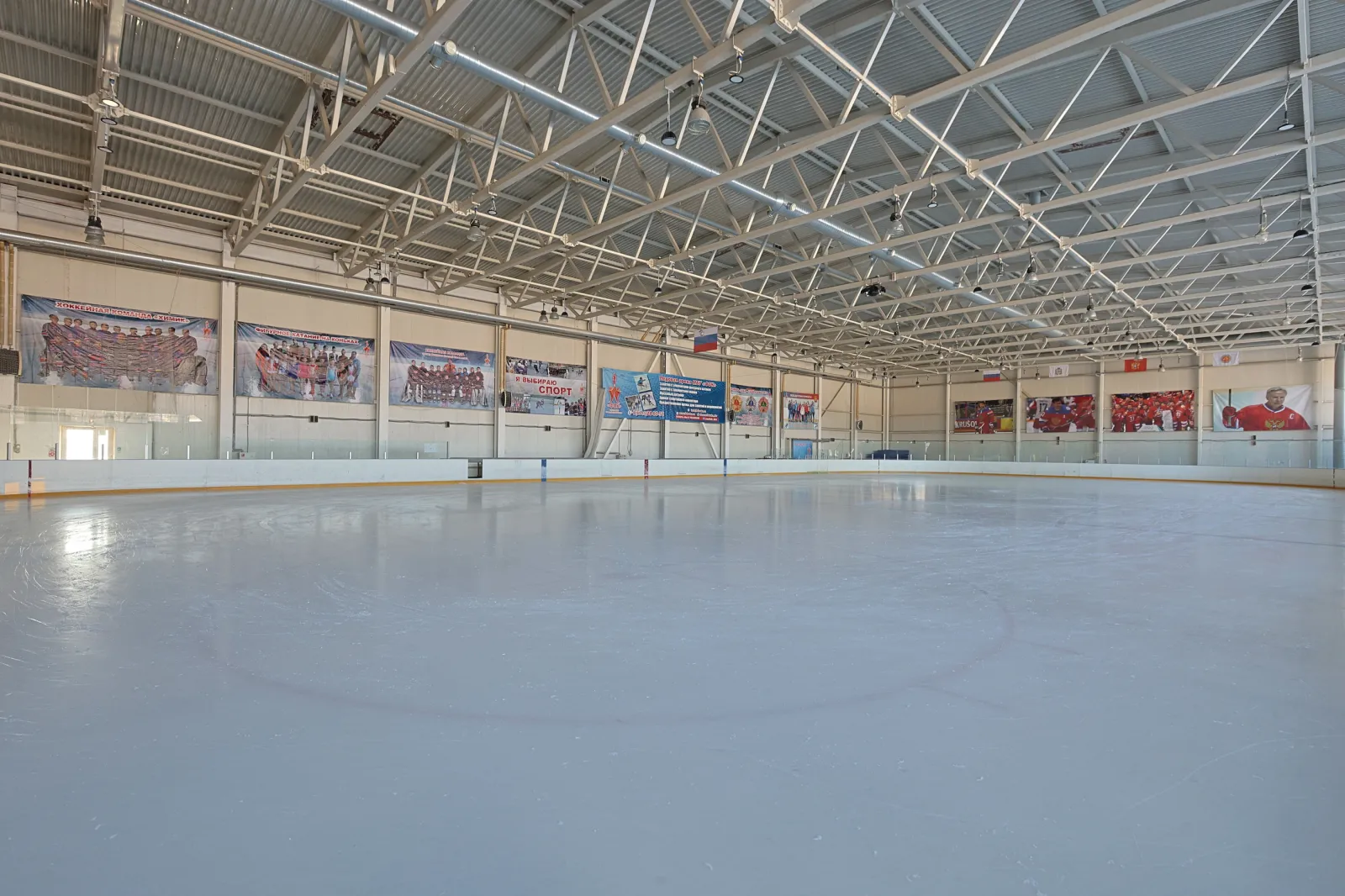 The covered ice arena of the FOK Oka sports complex, Dzerzhinsk — FOK Oka Ice Arena Dzerzhinsk
