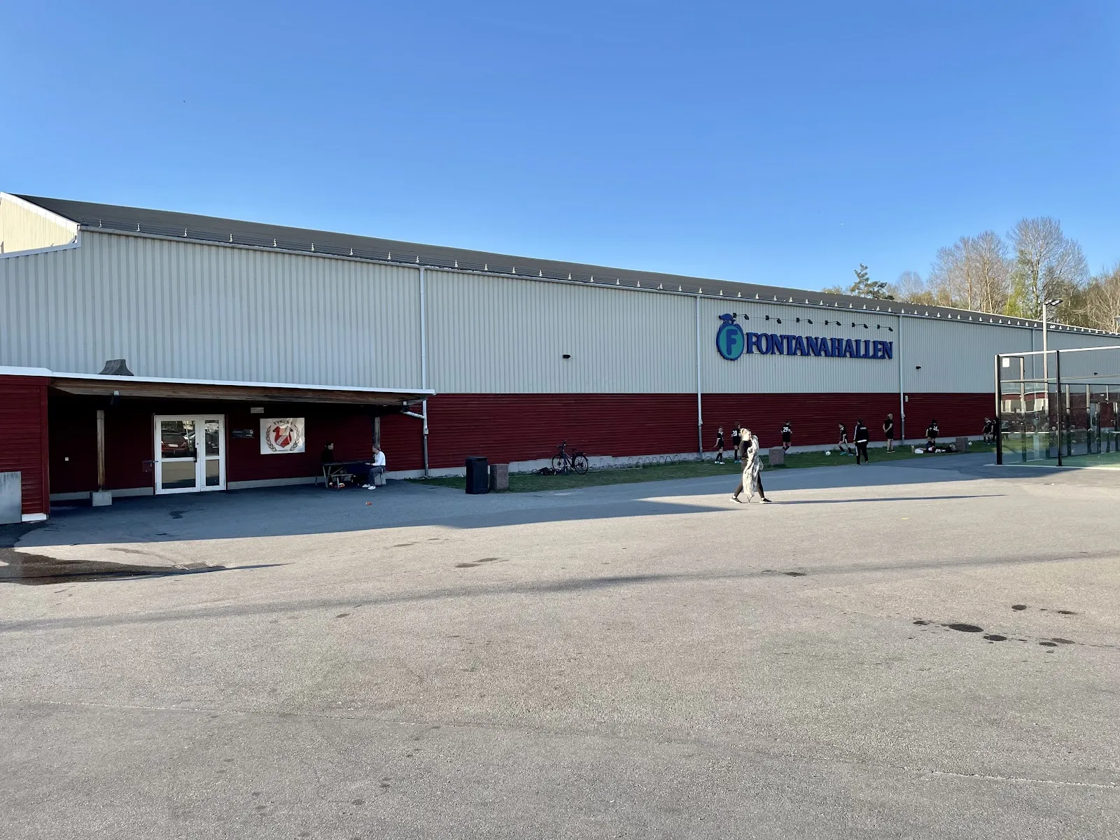 Fontanahallen i Tyresö, med namnet på långfasaden – Fontanahallen