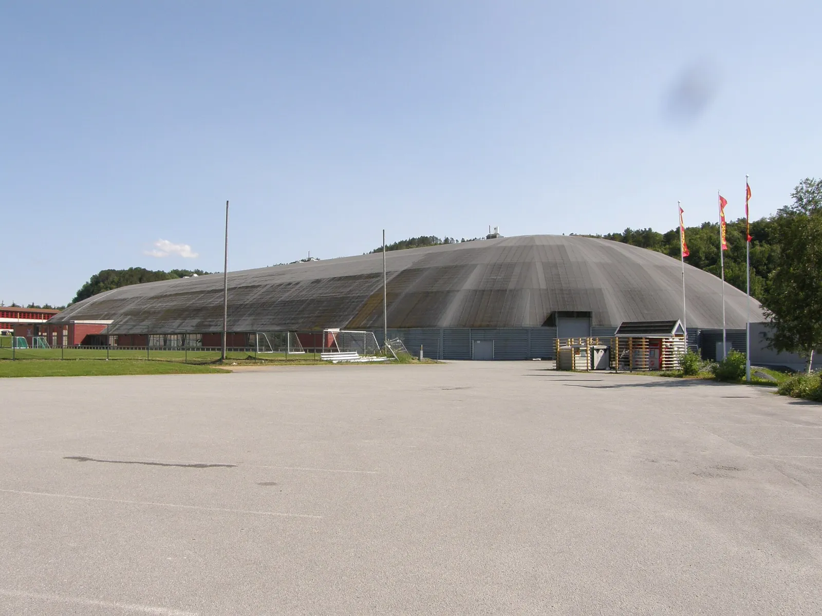 Fosenhallens lange kuppelhall sett over parkeringsplassen — Fosenhallen