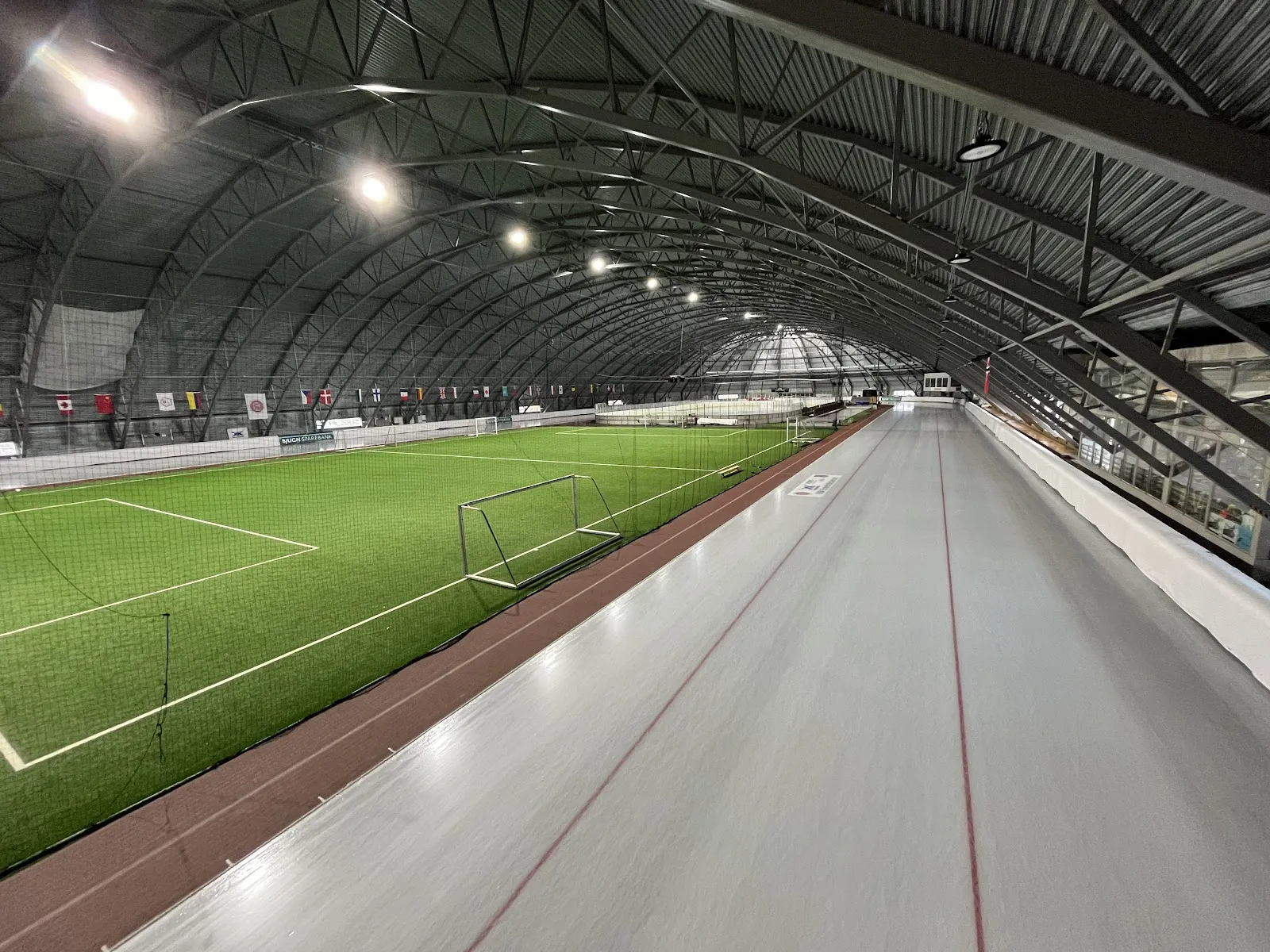 Den 400 m lange skøyteovalen inne i Fosenhallen, langs fotballbanen — Fosenhallen