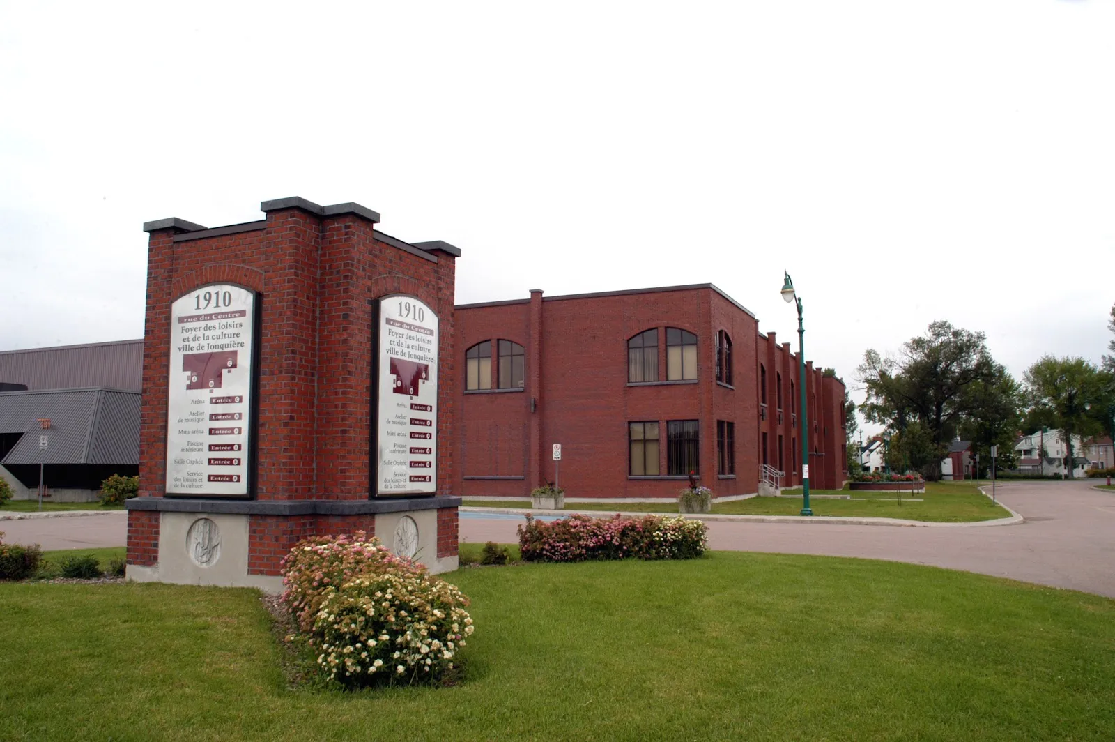 The brick building and entrance sign of the Foyer des loisirs et de la culture in Jonquière, dated 1910 — Foyer des loisirs et de la culture (Jonquière)