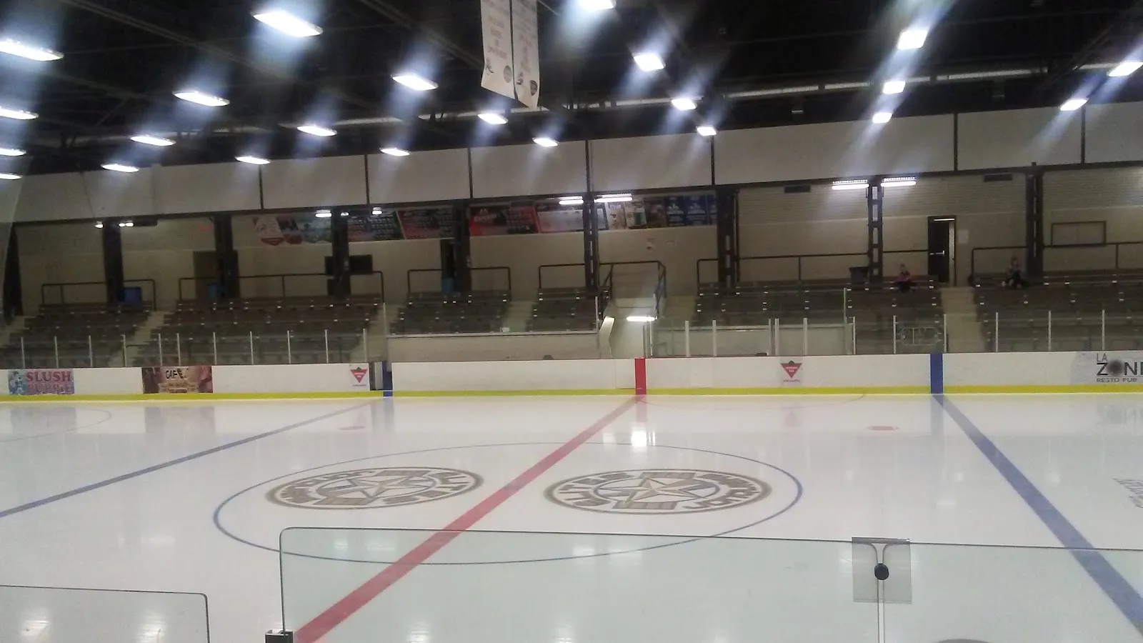 The empty ice sheet with its centre-ice crest and the stands at the Foyer des loisirs et de la culture in Jonquière — Foyer des loisirs et de la culture (Jonquière)