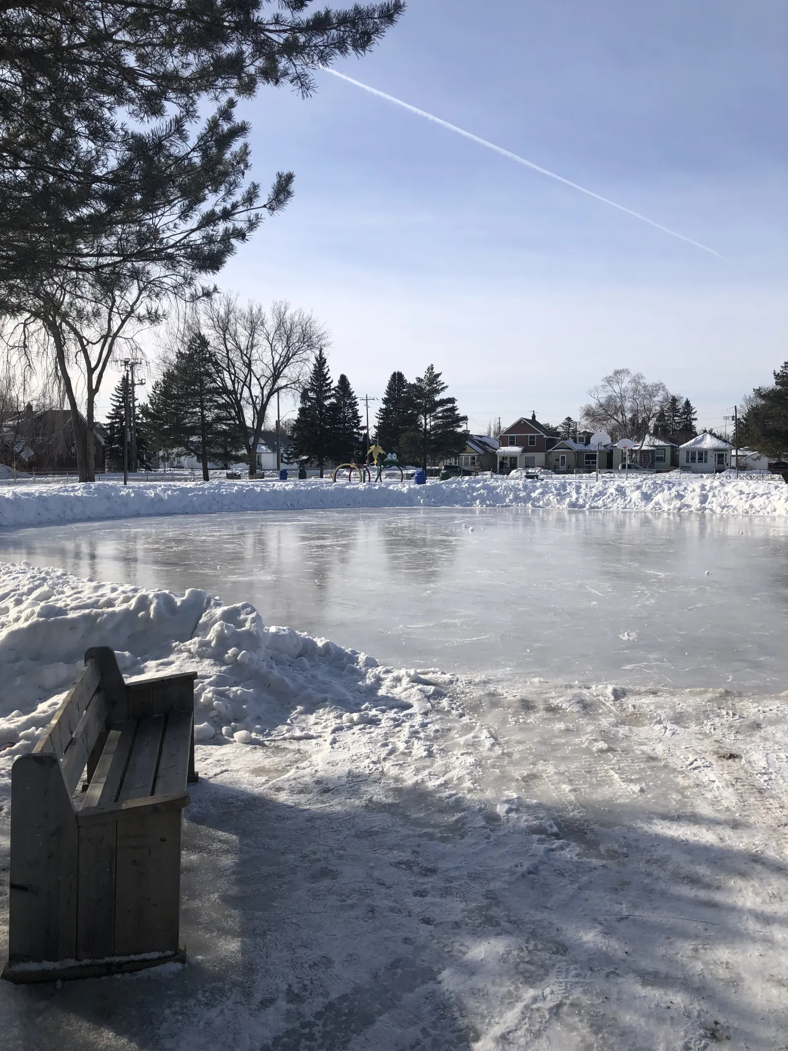 Una banca en el borde del estanque de patinaje de Franklin Park — Franklin Park Skating Pond
