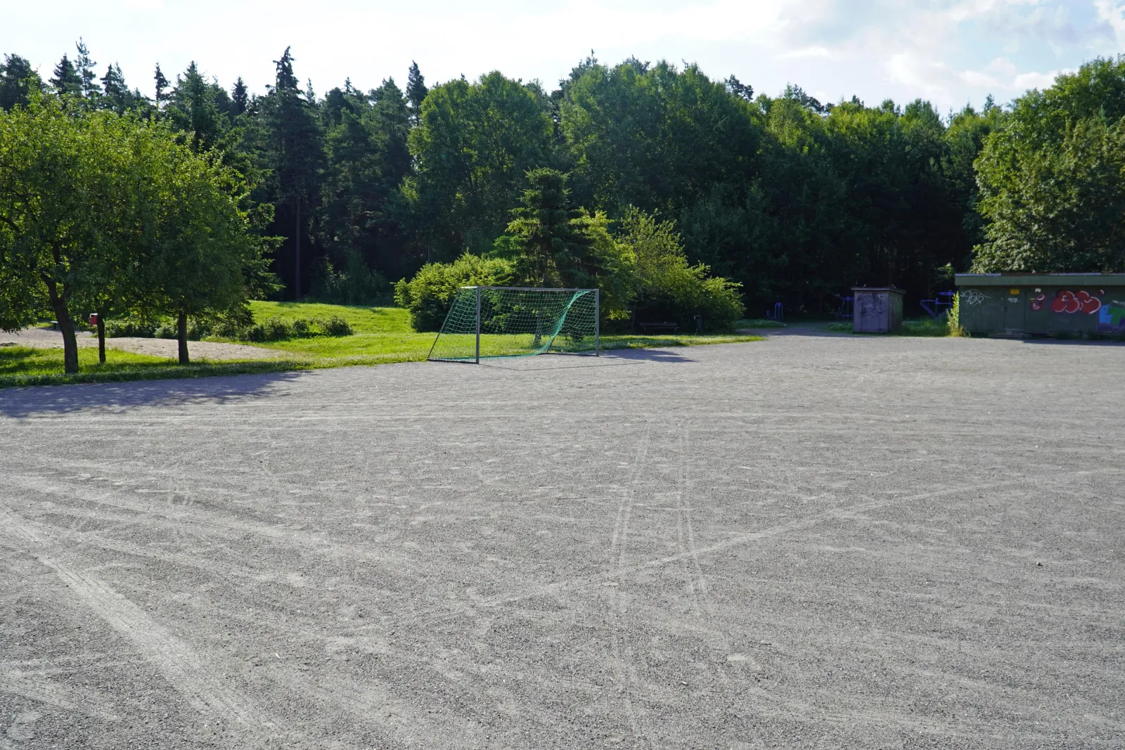 The Frantsin field in summer, a ball field with a gravel (stone-dust) surface with goals; the City of Turku freezes its fields into skating fields in winter. — Frantsin luistelukenttä