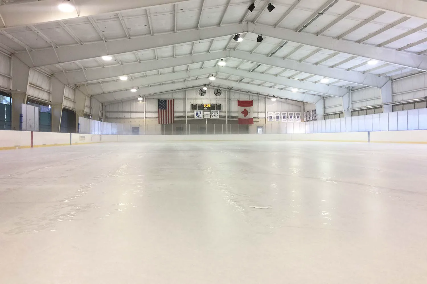 Toda la pista vacía de la Fred W. Recktenwald Ice Arena vista a nivel del hielo — Fremont Community Recreation Complex