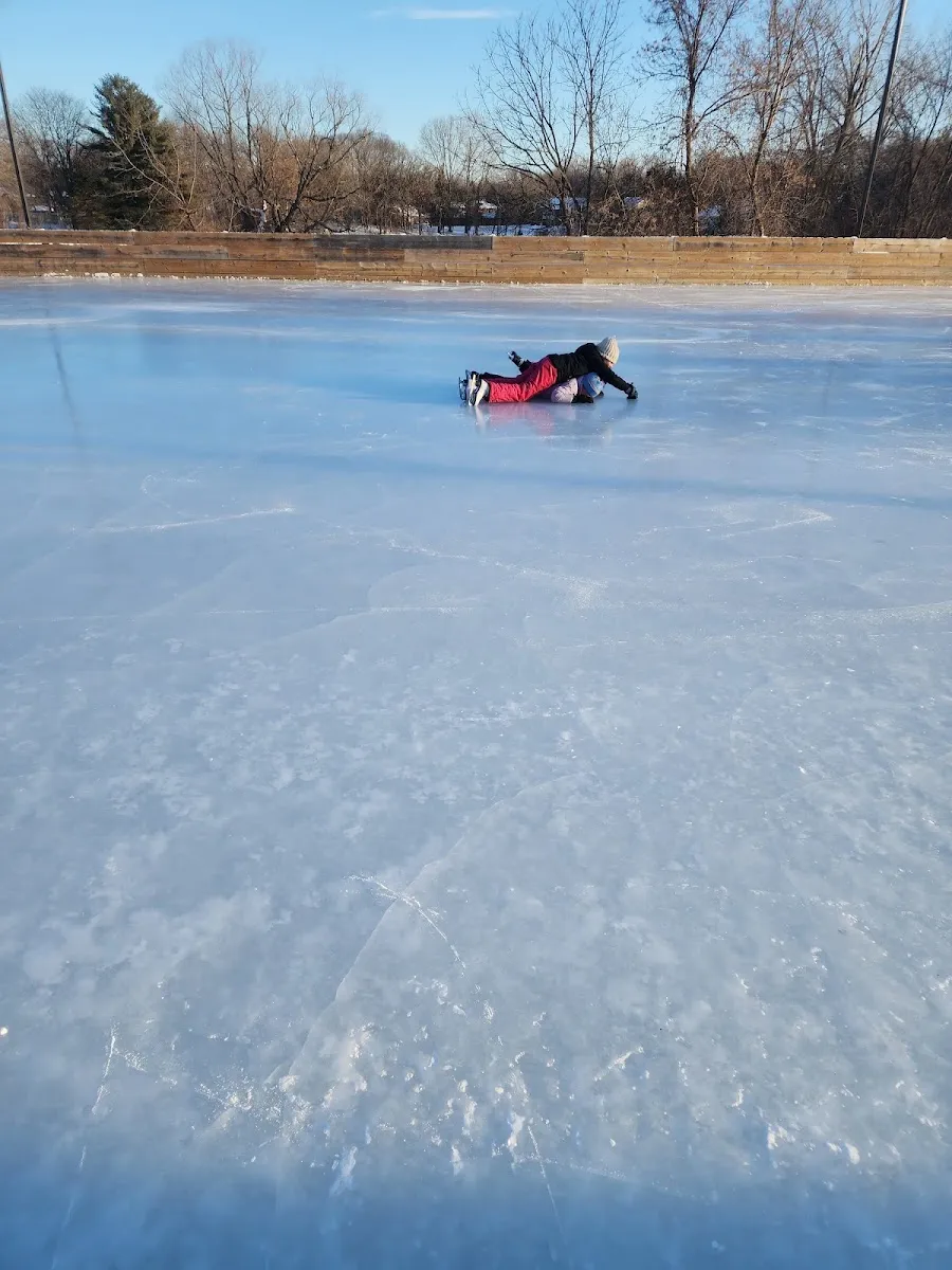 El hielo de Friendly Hills Park Ice Rink, en una foto de su ficha de Google Maps. — Friendly Hills Park Ice Rink