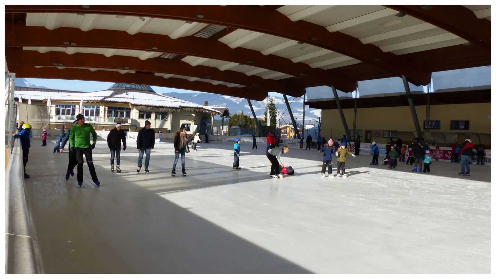 The covered ice rink of the Hallo Du leisure park in Ebbs — Eislaufplatz Hallo Du Ebbs