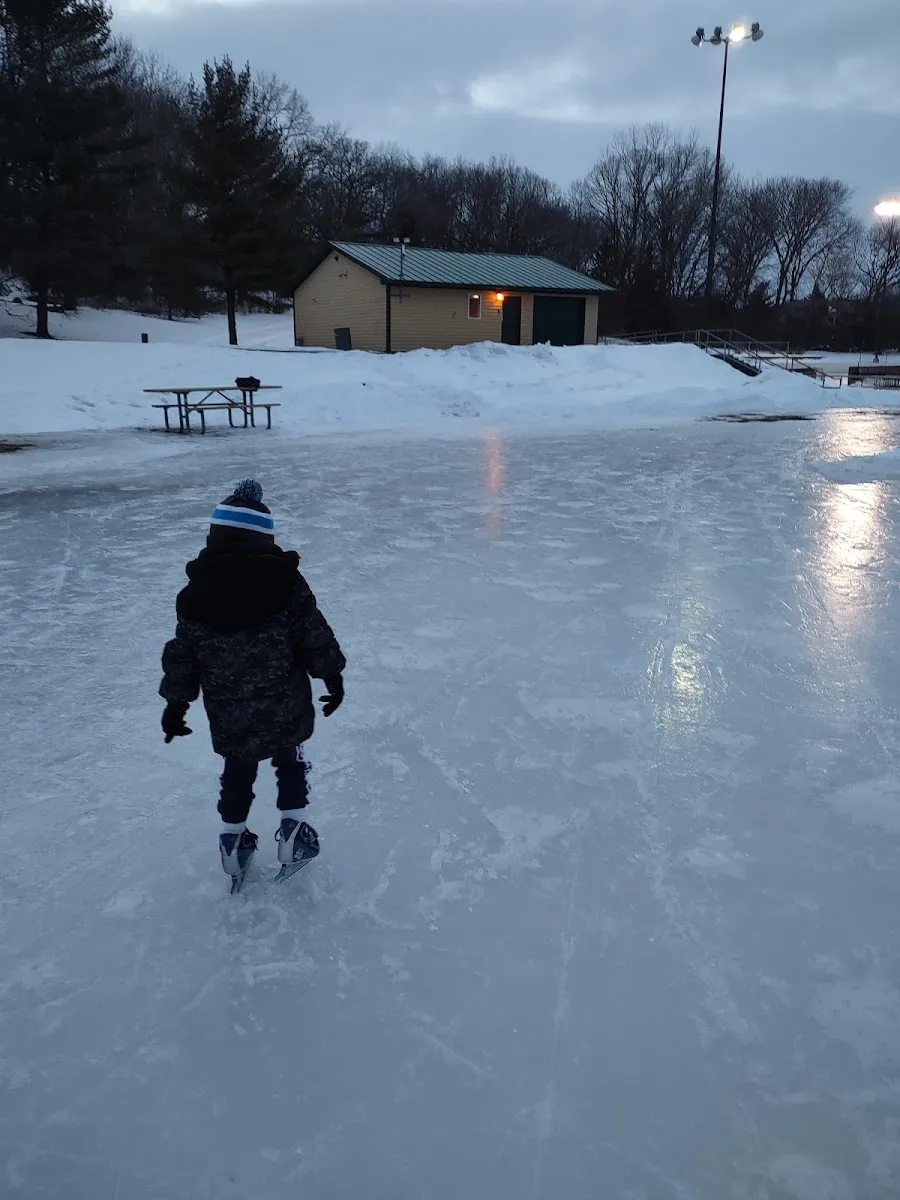 El hielo de Galaxie Park Ice Rinks, en una foto de su ficha de Google Maps. — Galaxie Park Ice Rinks
