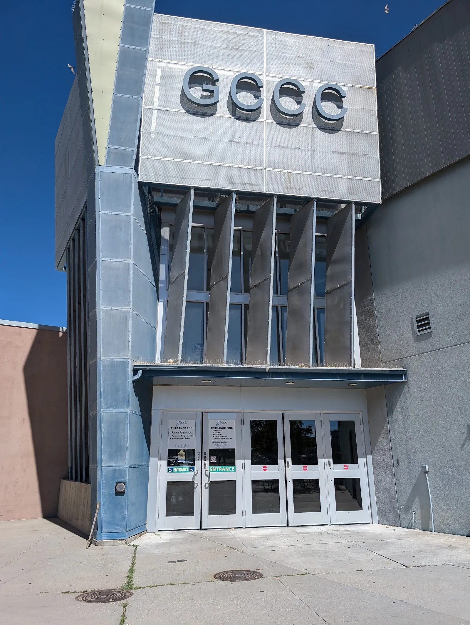 La entrada del Genoveva Chavez Community Center con las letras GCCC. — Genoveva Chavez Community Center