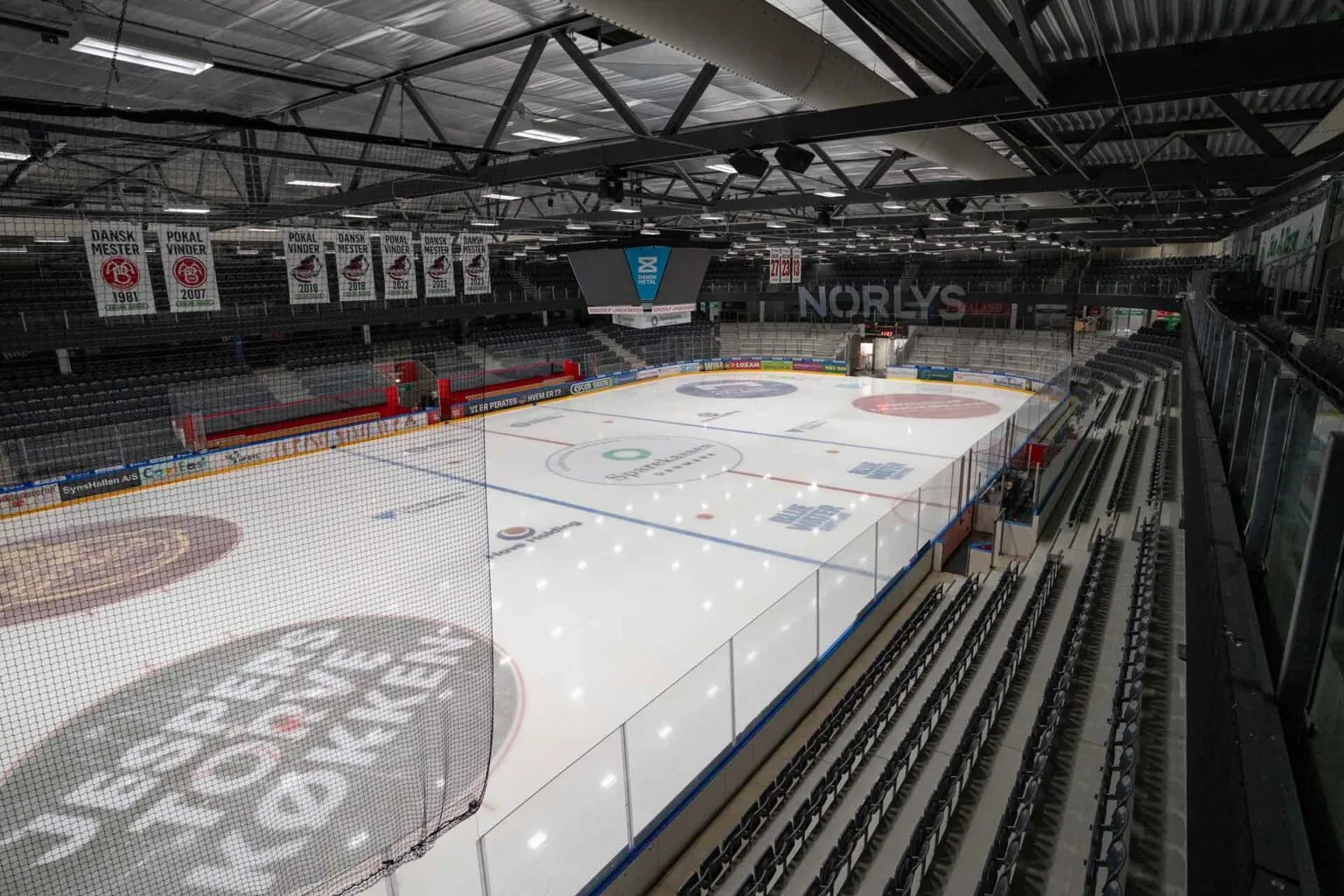 The ice in Gigantium's Isarena (public skating is held in the Is-træningshal next to it) — Gigantium Skøjtehallen