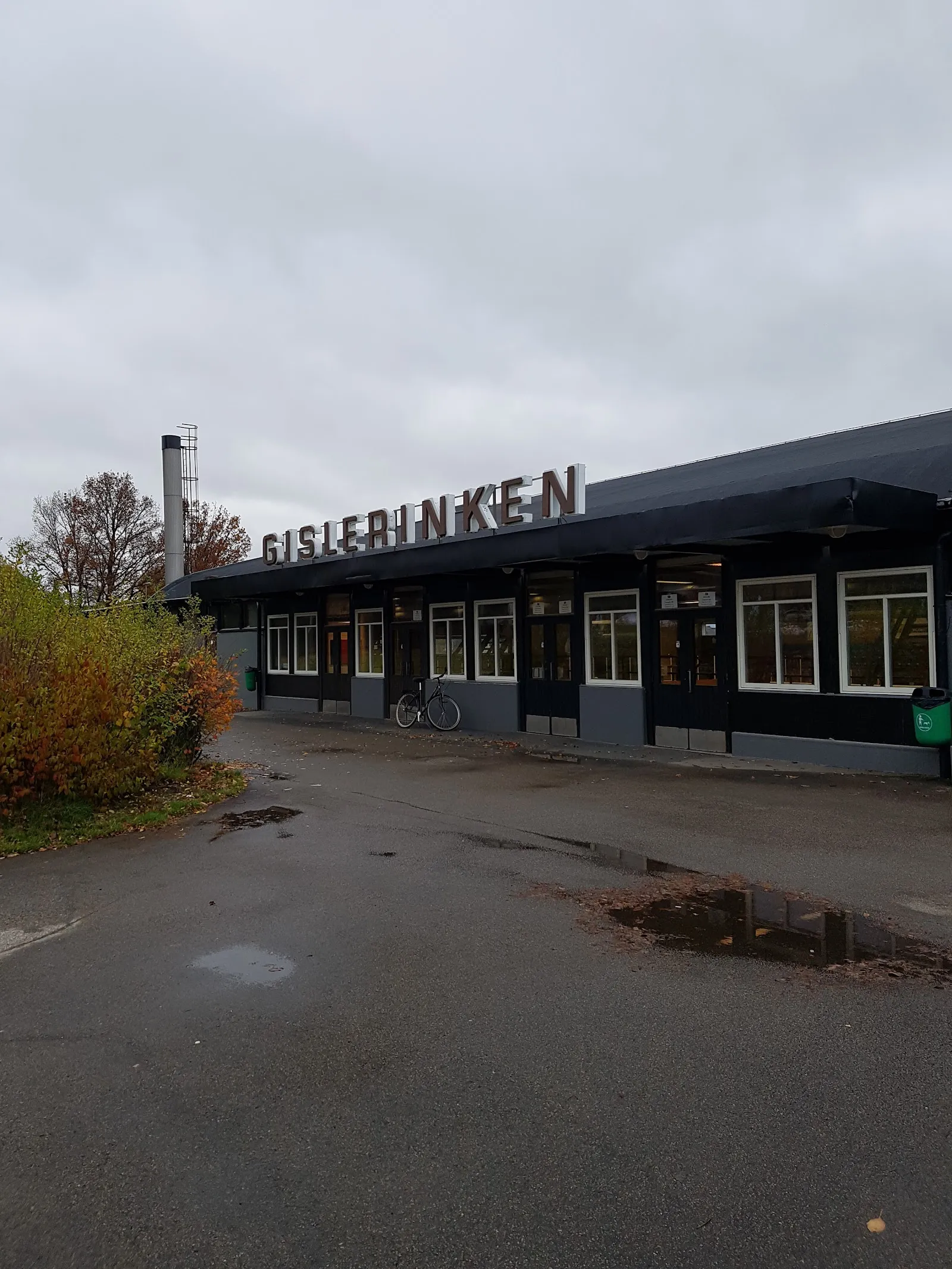 Gislerinken, Gislaveds ishall, med namnet på entrébyggnaden – Gislaveds ishall