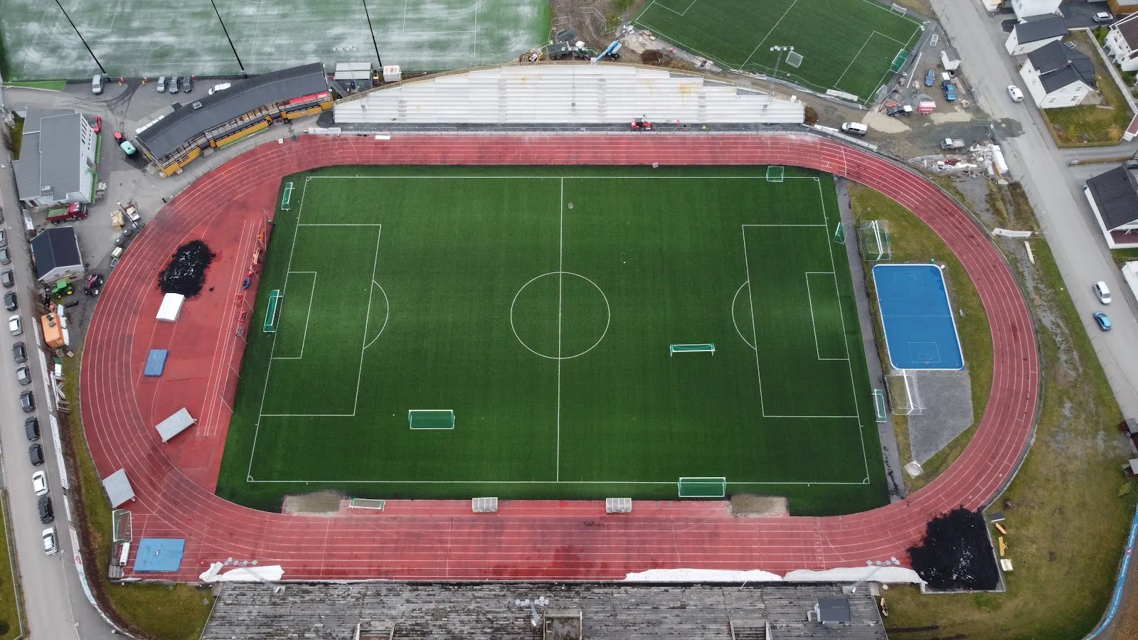 Aerial view of Gjøvik stadion: the football pitch inside its oval running track and the stand — Gjøvik stadion kunstisbane