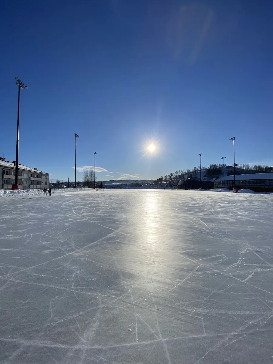 Ice with skate marks on the Gjøvik stadion ground under floodlights — Gjøvik stadion kunstisbane
