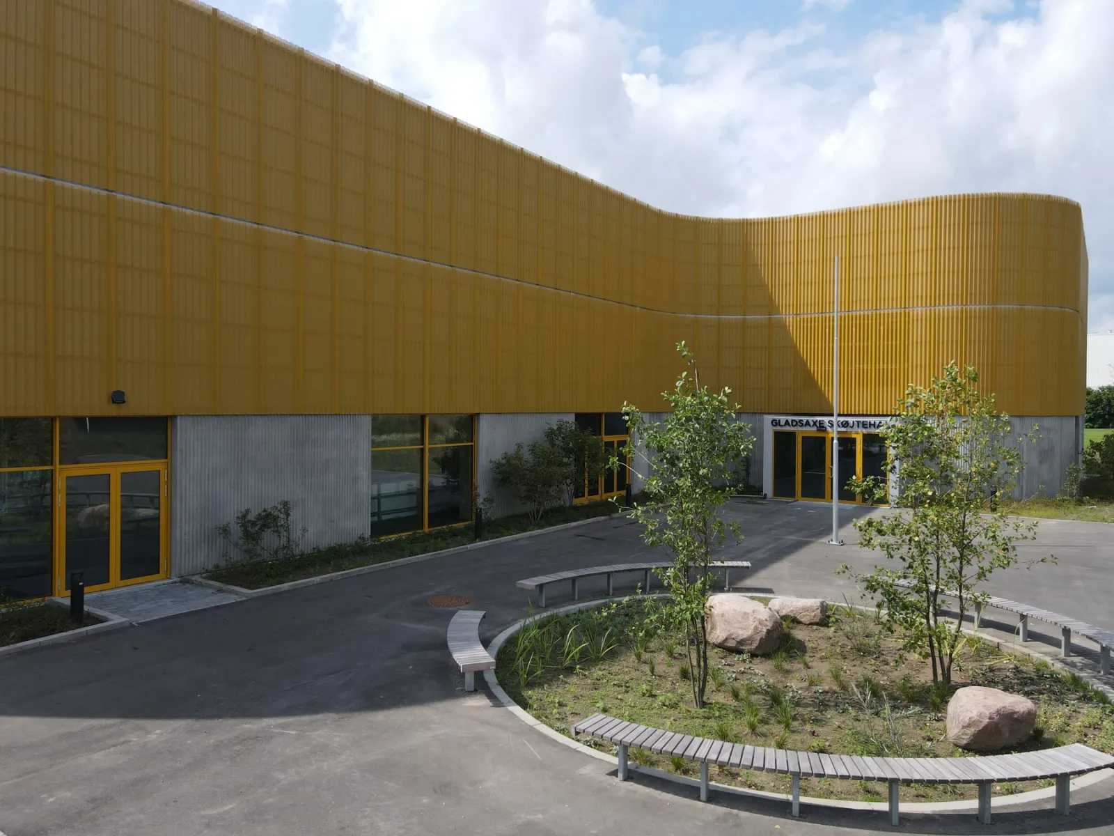 Den nye Gladsaxe Skøjtehal, indgangssiden — Gladsaxe Skøjtehal