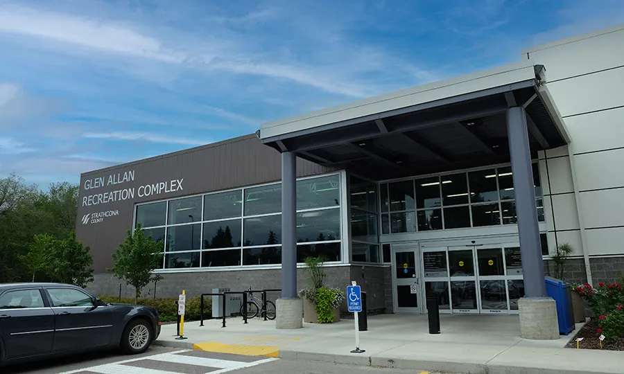 La entrada del Glen Allan Recreation Complex bajo una marquesina plana de acero, con su nombre en letras en el muro gris. — Glen Allan Recreation Complex